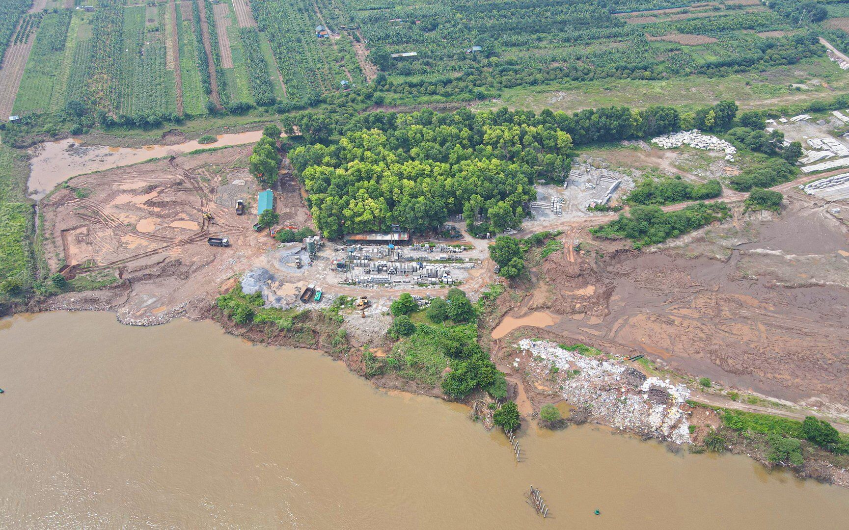 Dư luận đang đặt ra c&acirc;u hỏi: "Liệu c&oacute; phải ch&iacute;nh quyền sở tại tiếp tục b&oacute; tay trước những b&atilde;i tập kết vật liệu, xưởng sản xuất b&ecirc; t&ocirc;ng tr&aacute;i ph&eacute;p n&agrave;y?"