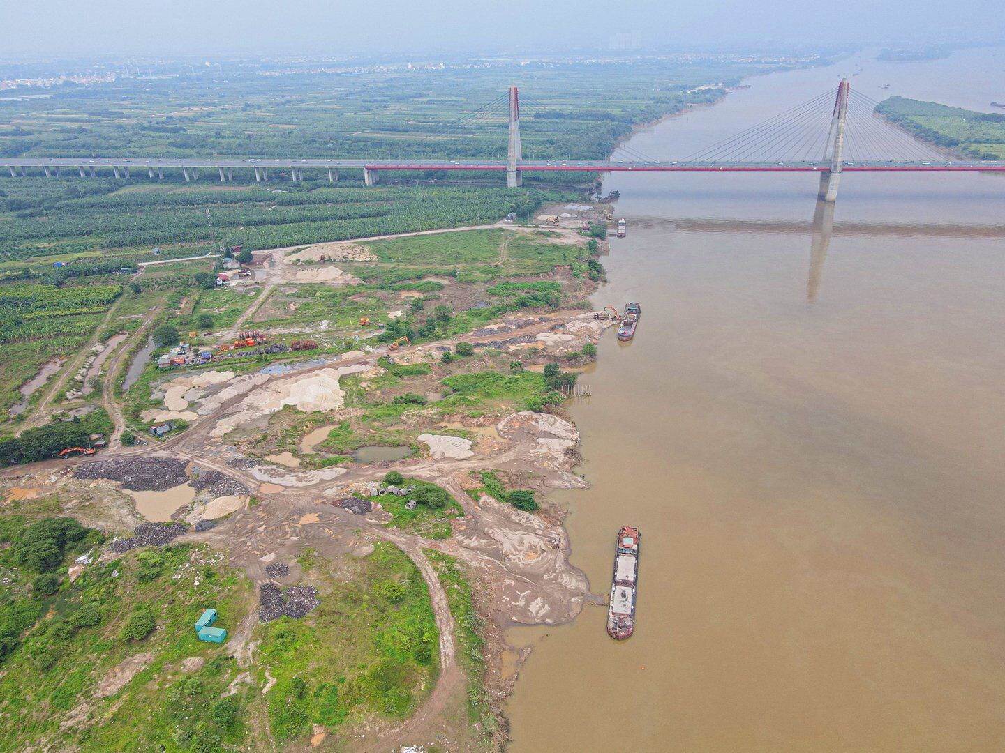 Những th&ugrave;ng, vũng xuất hiện loang lổ tại khu đất dưới khu đất  ch&acirc;n cầu Nhật T&acirc;n.