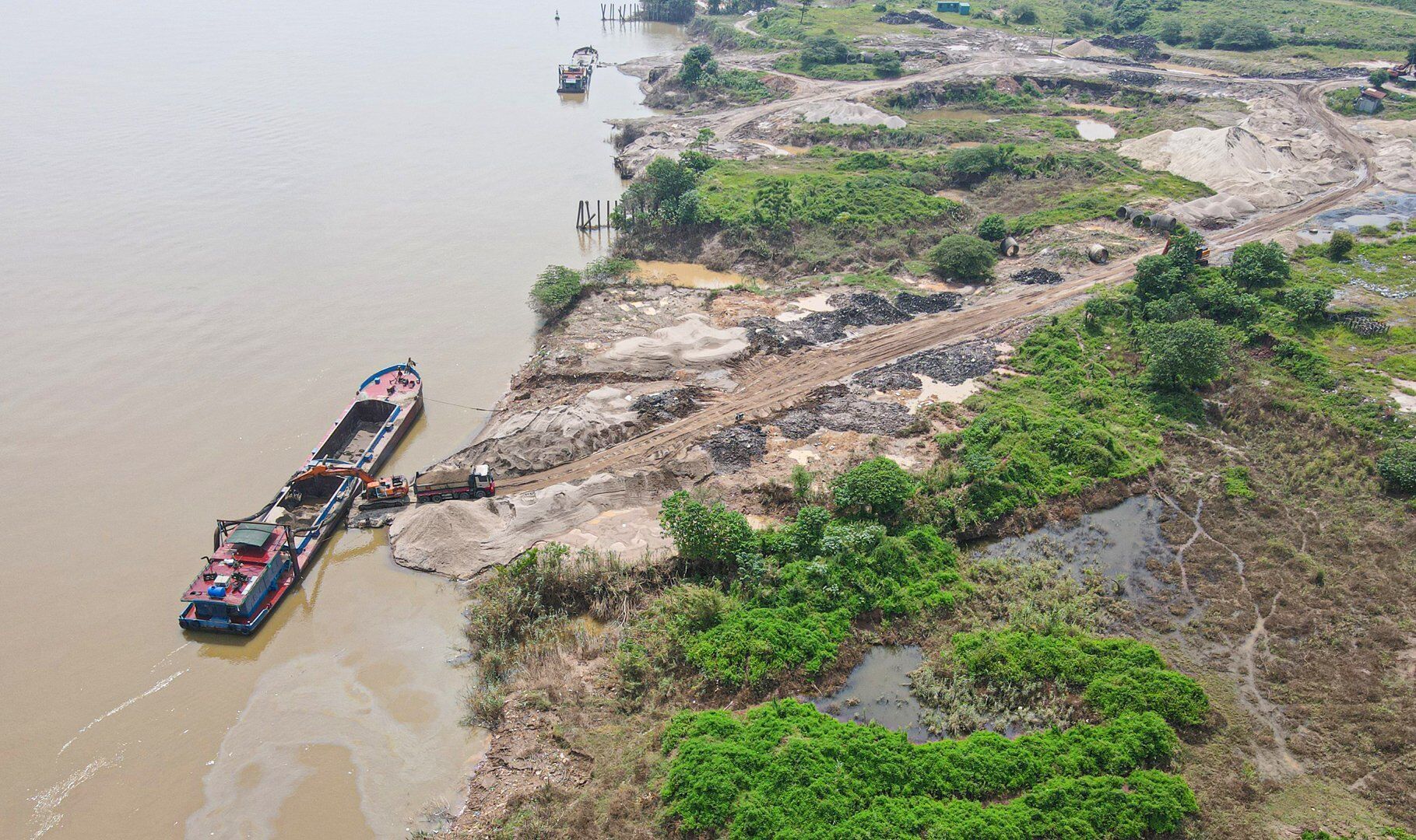 Nh&igrave;n những h&igrave;nh ảnh như thế n&agrave;y xem ra sự "quyết liệt" của huyện Đ&ocirc;ng Anh vẫn đang ở "tr&ecirc;n giấy".