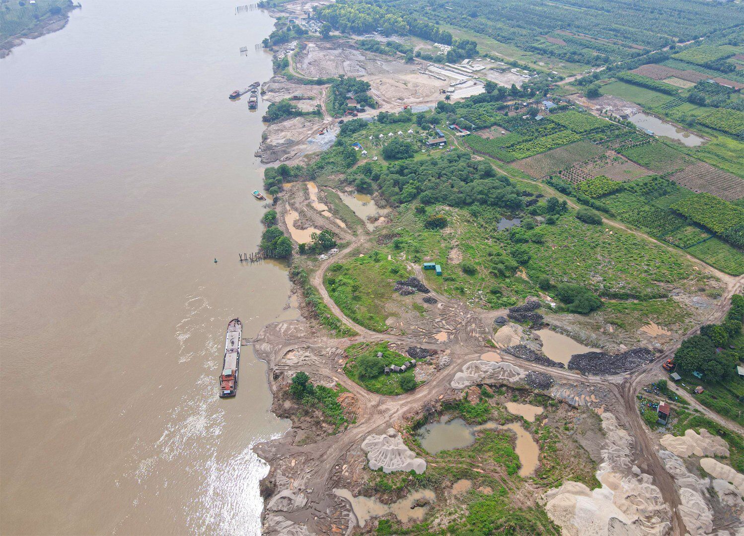 Cuối th&aacute;ng 5/2022, vừa qua B&aacute;o Giao th&ocirc;ng đ&atilde; phản &aacute;nh hiện tượng h&agrave;ng chục ngh&igrave;n m&eacute;t vu&ocirc;ng đất tại khu đất b&atilde;i s&ocirc;ng Hồng, đoạn qua địa phận x&atilde; Vĩnh Ngọc (huyện Đ&ocirc;ng Anh, TP H&agrave; Nội), bị "băm n&aacute;t" bởi nhiều b&atilde;i tập kết vật liệu, trạm trộn b&ecirc; t&ocirc;ng hoạt động rầm rộ.