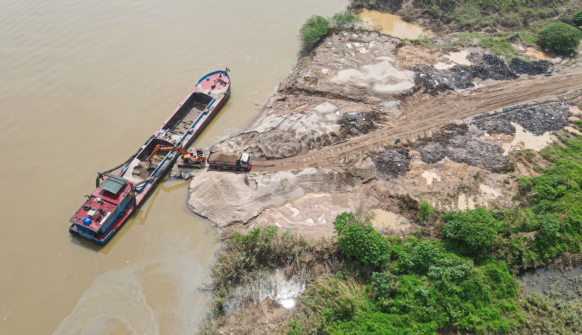 Sau khi phản &aacute;nh, đại diện Văn ph&ograve;ng UBND huyện Đ&ocirc;ng Anh cho biết, huyện đ&atilde; chỉ đạo xử l&yacute; quyết liệt những b&atilde;i tập kết vật liệu x&acirc;y dựng, trạm trộn b&ecirc; t&ocirc;ng kh&ocirc;ng ph&eacute;p n&agrave;y.