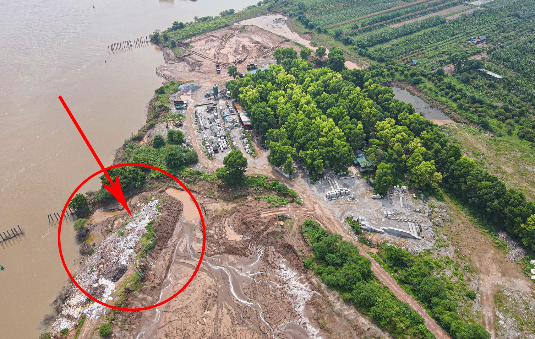 C&aacute;c loại vật liệu nghi l&agrave; r&aacute;c thải từ hoạt động sản xuất b&ecirc; t&ocirc;ng cũng được đổ thẳng xuống s&ocirc;ng Hồng.