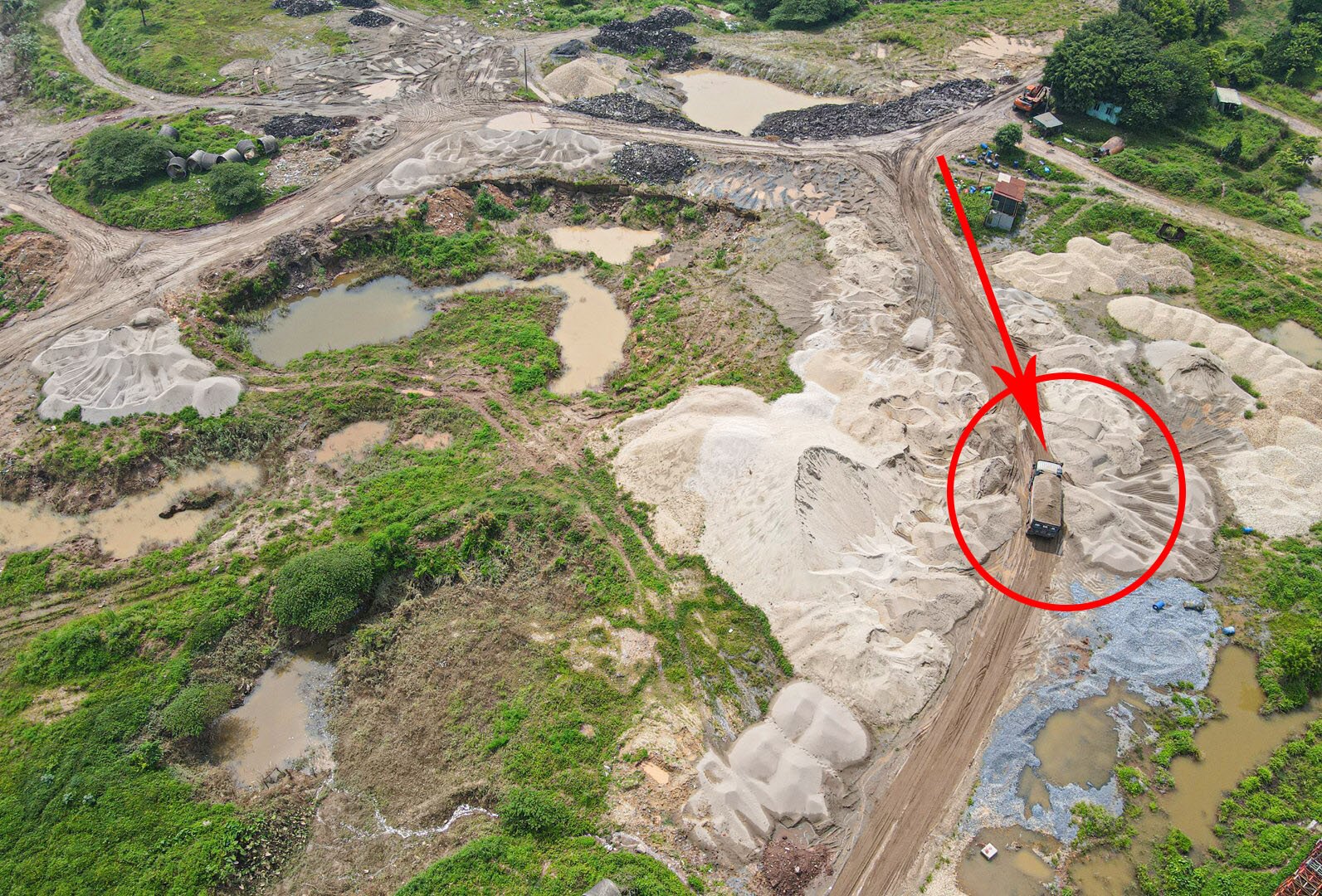 Những chiếc xe được chất "c&oacute; ngọn" vẫn "t&iacute;ch cực" chở c&aacute;t từ thuyền l&ecirc;n b&atilde;i tập kết.