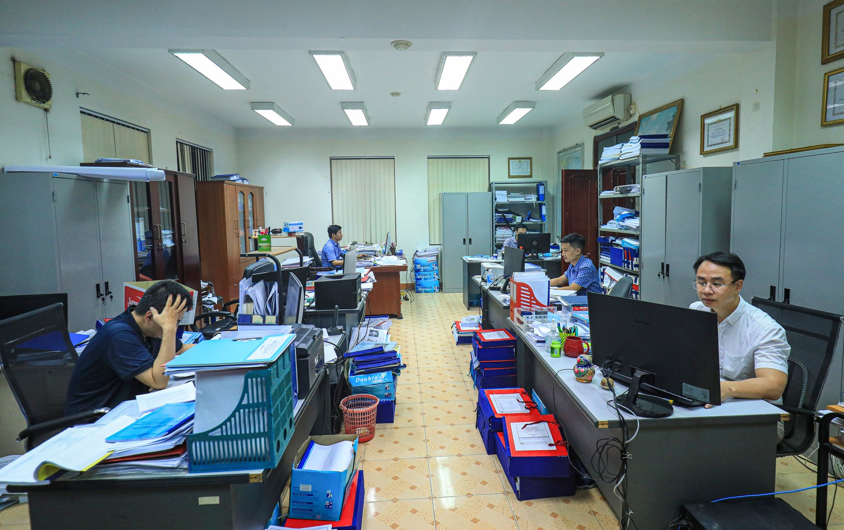 20h30, giữa căn ph&ograve;ng &ldquo;ngồn ngộn&rdquo; giấy tờ, h&agrave;ng chục c&aacute;n bộ Ph&ograve;ng Quản l&yacute; X&acirc;y dựng 3 phụ tr&aacute;ch thẩm định hai dự &aacute;n th&agrave;nh phần Ho&agrave;i Nhơn - Quy Nhơn v&agrave; Quy Nhơn - Ch&iacute; Thạnh vẫn đăm chi&ecirc;u v&agrave;o m&agrave;n h&igrave;nh m&aacute;y t&iacute;nh v&agrave; những tệp hồ sơ b&aacute;o c&aacute;o.