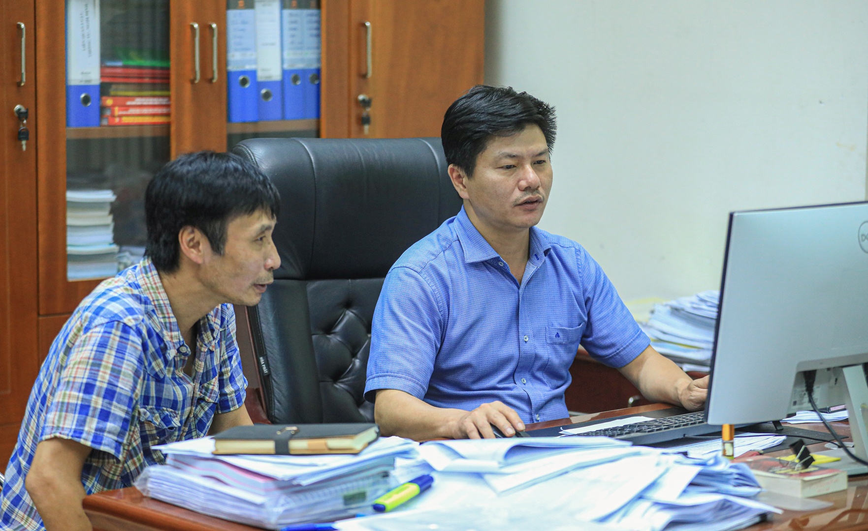 Thời gian tr&igrave;nh duyệt hồ sơ gấp y&ecirc;u cầu việc thẩm định phải tập trung cao độ, gần 1 th&aacute;ng qua, giờ kết th&uacute;c ng&agrave;y l&agrave;m việc của &ocirc;ng Thuy c&ugrave;ng nhiều đồng nghiệp c&oacute; khi đến 23h. &ldquo;C&oacute; những ng&agrave;y, anh em c&ograve;n ngủ lại ngay cơ quan&rdquo;, &ocirc;ng Thuy t&acirc;m sự.