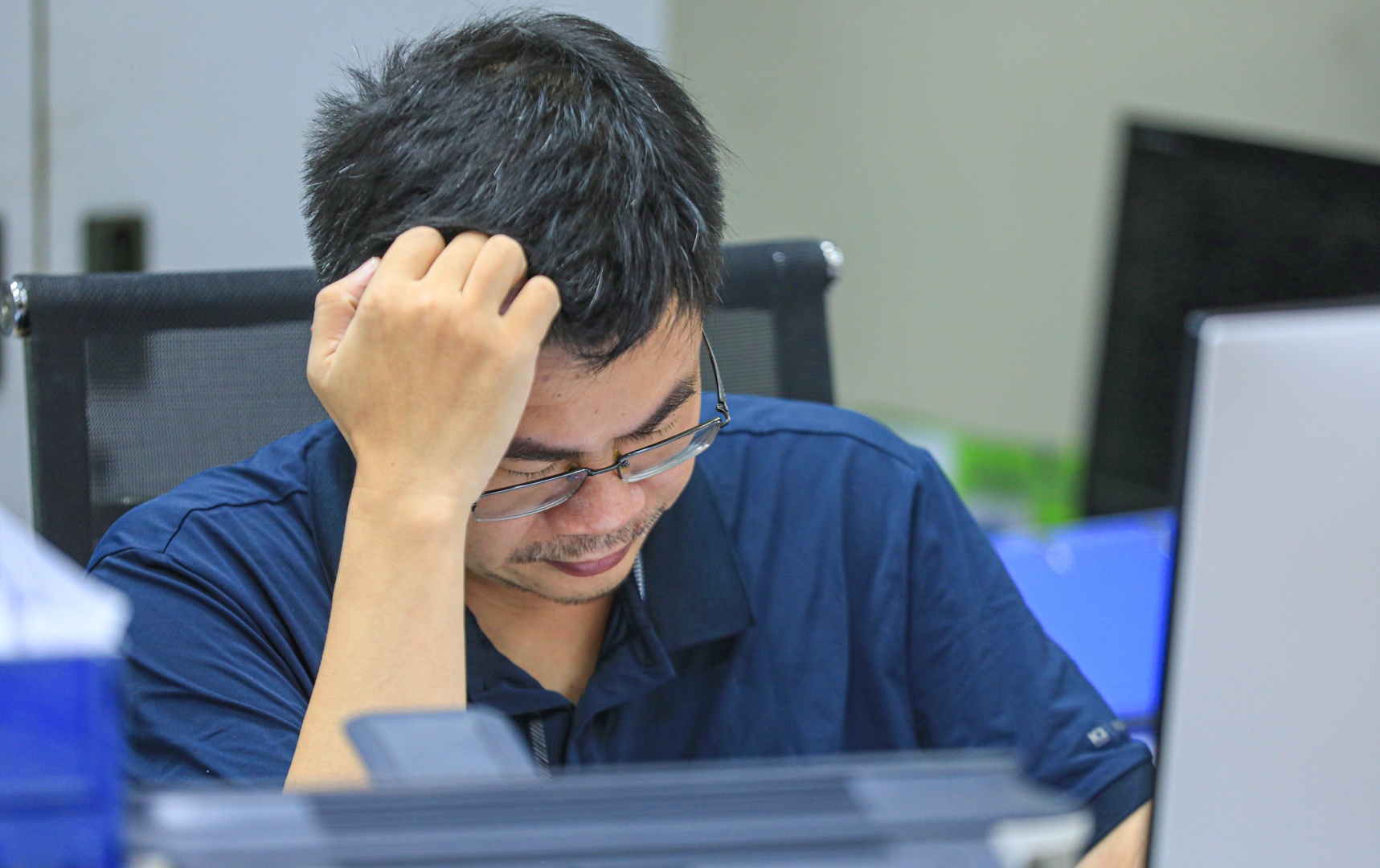 L&agrave;m việc kh&ocirc;ng kể ng&agrave;y, đ&ecirc;m, tr&ecirc;n gương mặt c&aacute;c c&aacute;n bộ tham gia c&ocirc;ng t&aacute;c thẩm định dự &aacute;n cao tốc Bắc - Nam giai đoạn 2 kh&ocirc;ng tr&aacute;nh khỏi sự mỏi mệt, căng thẳng.