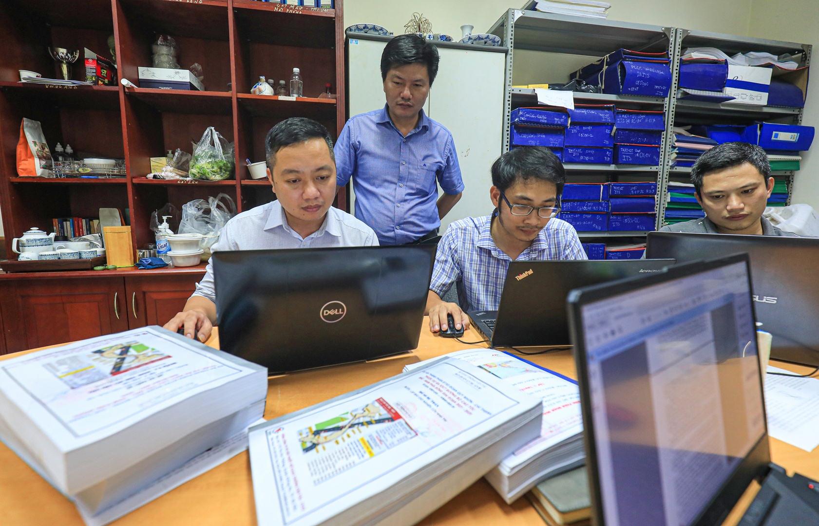 Đặc biệt, để tối ưu thời gian tr&igrave;nh ph&ecirc; duyệt hồ sơ, qu&aacute; tr&igrave;nh thẩm định c&aacute;c dự &aacute;n th&agrave;nh phần tại c&aacute;c ph&ograve;ng chuy&ecirc;n m&ocirc;n Cục QLXD&CLCTGT c&ograve;n c&oacute; sự hiện diện của c&aacute;n bộ c&aacute;c Ban QLDA, lực lượng tư vấn. &ldquo;Đ&acirc;y l&agrave; sự kh&aacute;c biệt v&agrave; đặc th&ugrave; của dự &aacute;n cao tốc Bắc - Nam giai đoạn 2. Với c&aacute;c dự &aacute;n trước, Ban QLDA sẽ tr&igrave;nh một bộ hồ sơ đầy đủ, Cục sẽ xem v&agrave; xin &yacute; kiến c&aacute;c đơn vị li&ecirc;n quan. Nếu c&oacute; vấn đề cần chỉnh sửa lại chuyển về đơn vị phụ tr&aacute;ch ho&agrave;n thiện v&agrave; tiếp tục gửi lại. Đối với dự &aacute;n cao tốc Bắc - Nam giai đoạn 2, qu&aacute; tr&igrave;nh thẩm định được tổ chức l&agrave;m tập trung, c&oacute; vấn đề ph&aacute;t sinh, đại diện tư vấn, Ban QLDA sẽ li&ecirc;n hệ bộ phận chuy&ecirc;n m&ocirc;n ở đơn vị r&agrave; so&aacute;t, điều chỉnh ngay&rdquo;, &ocirc;ng Th&aacute;i B&aacute; Thuy, Trưởng ph&ograve;ng QLXD 3 (&aacute;o xanh) chia sẻ.
