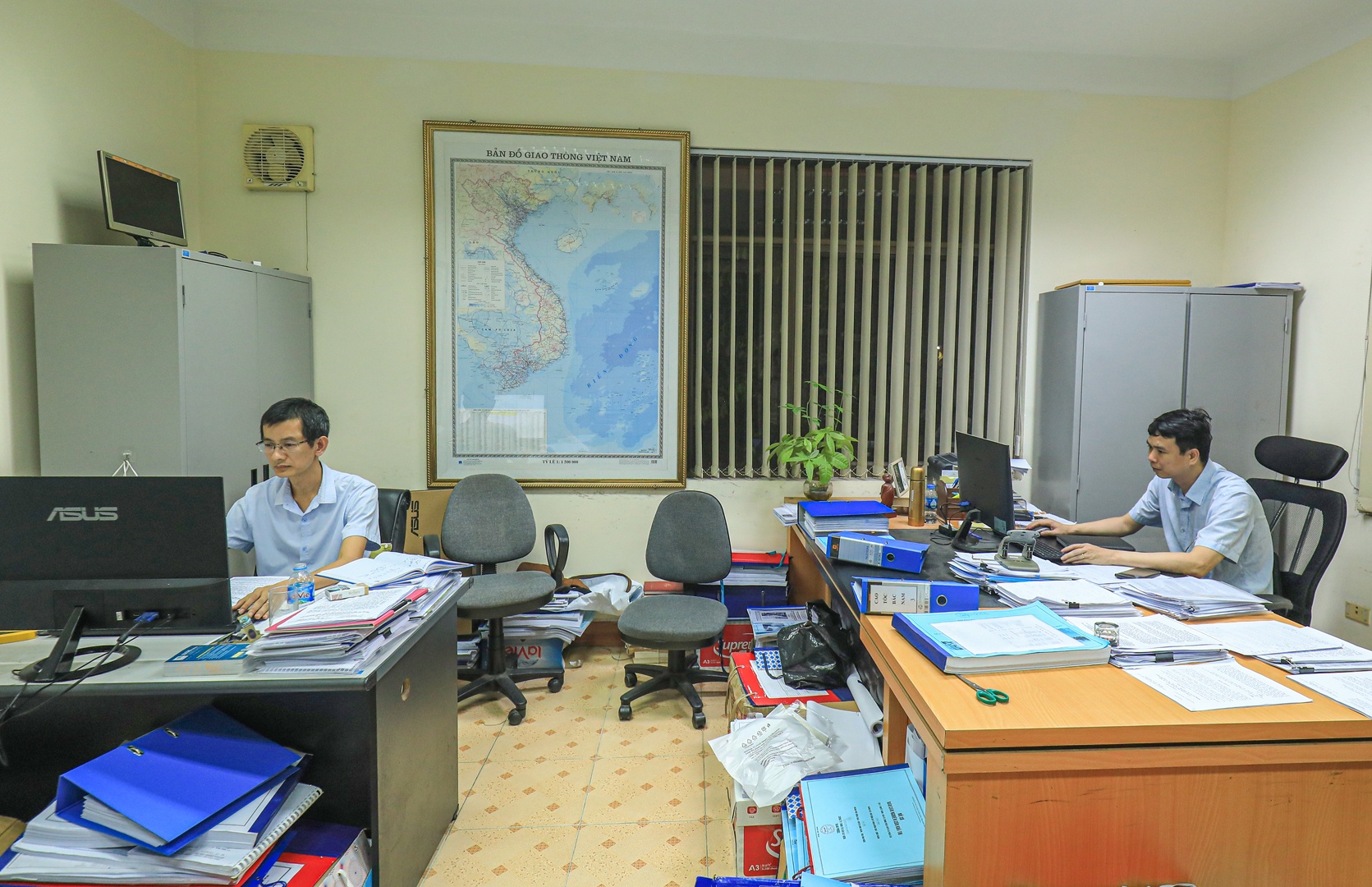 20h40, tại Ph&ograve;ng Dự &aacute;n đầu tư 2 - Cục QLXD&CLCTGT, Trưởng ph&ograve;ng Ho&agrave;ng Xu&acirc;n Thắng c&ugrave;ng đồng nghiệp vẫn &aacute;nh mắt đăm chi&ecirc;u v&agrave;o tập hồ sơ b&aacute;o c&aacute;o của hai dự &aacute;n th&agrave;nh phần Ch&iacute; Thạnh - V&acirc;n Phong v&agrave; V&acirc;n Phong - Nha Trang.