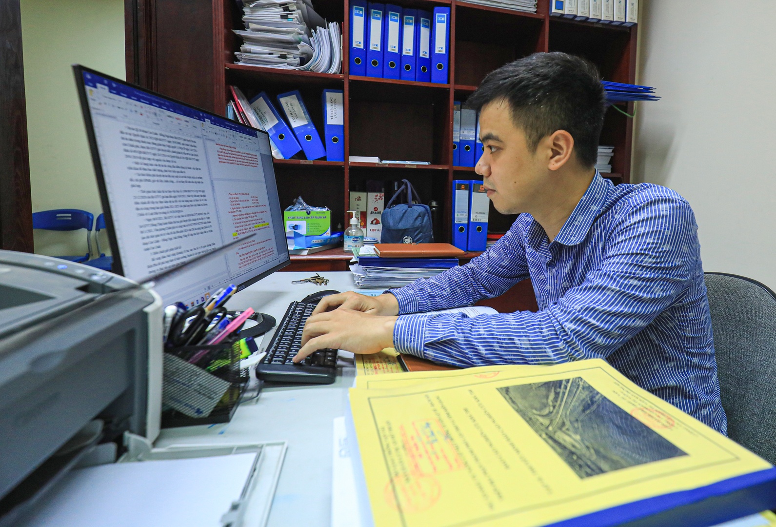 Khối lượng c&ocirc;ng việc nhiều, anh Nguyễn Th&aacute;i Bảo, chuy&ecirc;n vi&ecirc;n Ph&ograve;ng Dự &aacute;n đầu tư 2 d&ugrave; vợ mới sinh con được 1 th&aacute;ng nhưng cũng trong khoảng thời gian ấy, thời gian l&agrave;m việc h&agrave;ng ng&agrave;y của anh thường k&eacute;o d&agrave;i đến 23h h&agrave;ng ng&agrave;y, thời gian d&agrave;nh cho gia đ&igrave;nh v&ocirc; c&ugrave;ng &iacute;t ỏi.