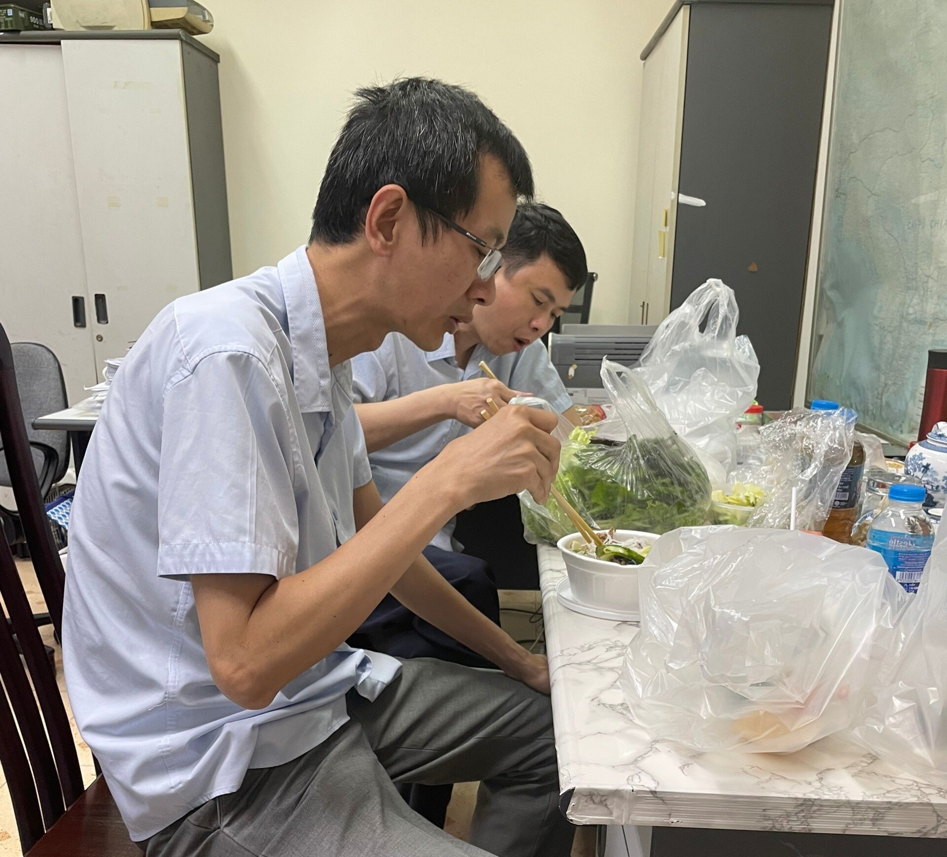 C&ocirc;ng việc &aacute;p lực, c&aacute;c c&aacute;n bộ, chuy&ecirc;n vi&ecirc;n được C&ocirc;ng đo&agrave;n Cục QLXD&CLCTGT quyết định hỗ trợ suất ăn tối để kh&iacute;ch lệ tinh thần. &ldquo;Thời gian đầu l&agrave; x&ocirc;i v&agrave; b&aacute;nh mỳ. Song, thời gian gần đ&acirc;y, thời tiết nắng n&oacute;ng, anh em đ&atilde; đề xuất đổi m&oacute;n b&uacute;n chả cho dễ ăn. Thời gian ăn cũng chẳng cố định, c&oacute; những bữa cơm trưa diễn ra l&uacute;c 12h30 hoặc 13h. Bữa ăn tối sớm nhất khoảng 19h, muộn cũng phải 20h30&rdquo;, anh Vũ Tuấn Anh, Ph&ograve;ng Dự &aacute;n đầu tư 2 t&acirc;m sự.