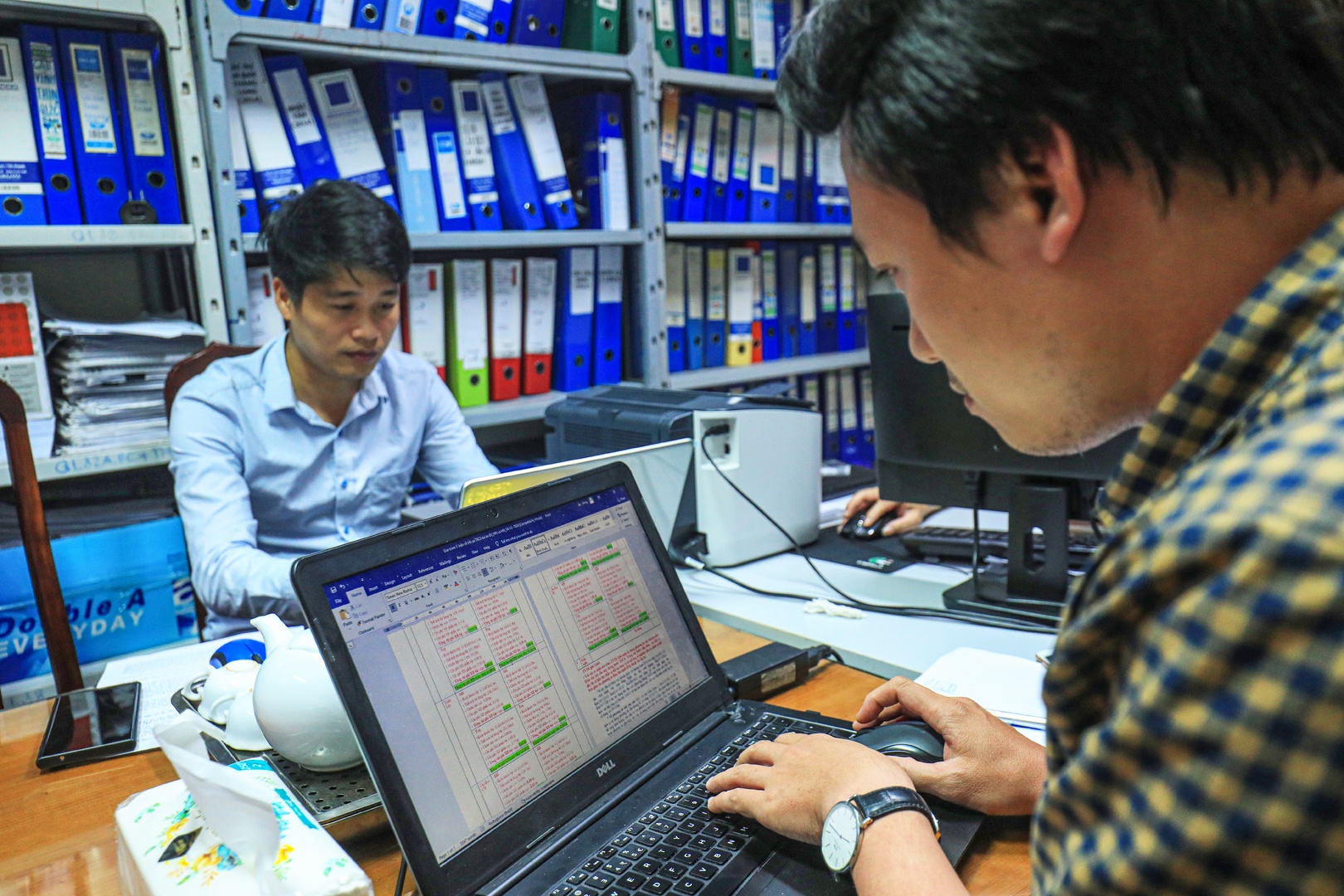 20h30, anh Trương Quang Dũng (&aacute;o kẻ caro tối m&agrave;u), c&aacute;n bộ Ph&ograve;ng Kỹ thuật - Thẩm định (Ban QLDA Thăng Long) hiện diện tại Cục QLXD&CTGT giải tr&igrave;nh &yacute; kiến g&oacute;p &yacute; của c&aacute;c đơn vị li&ecirc;n quan về hai dự &aacute;n th&agrave;nh phần B&atilde;i Vọt - H&agrave;m Nghi v&agrave; H&agrave;m Nghi - Vũng &Aacute;ng, ho&agrave;n thiện hồ sơ thẩm định. &ldquo;Tại &ldquo;hội sở&rdquo; n&agrave;y, m&igrave;nh chỉ l&agrave; đại diện đơn vị. Khi c&oacute; th&ocirc;ng tin cần r&agrave; so&aacute;t, chỉnh sửa c&ograve;n c&oacute; sự thường trực v&agrave; tham gia của c&aacute;c anh em ở nh&agrave; (thường trực ở Ban QLDA Thăng Long - PV)&rdquo;, anh Dũng gi&atilde;i b&agrave;y.