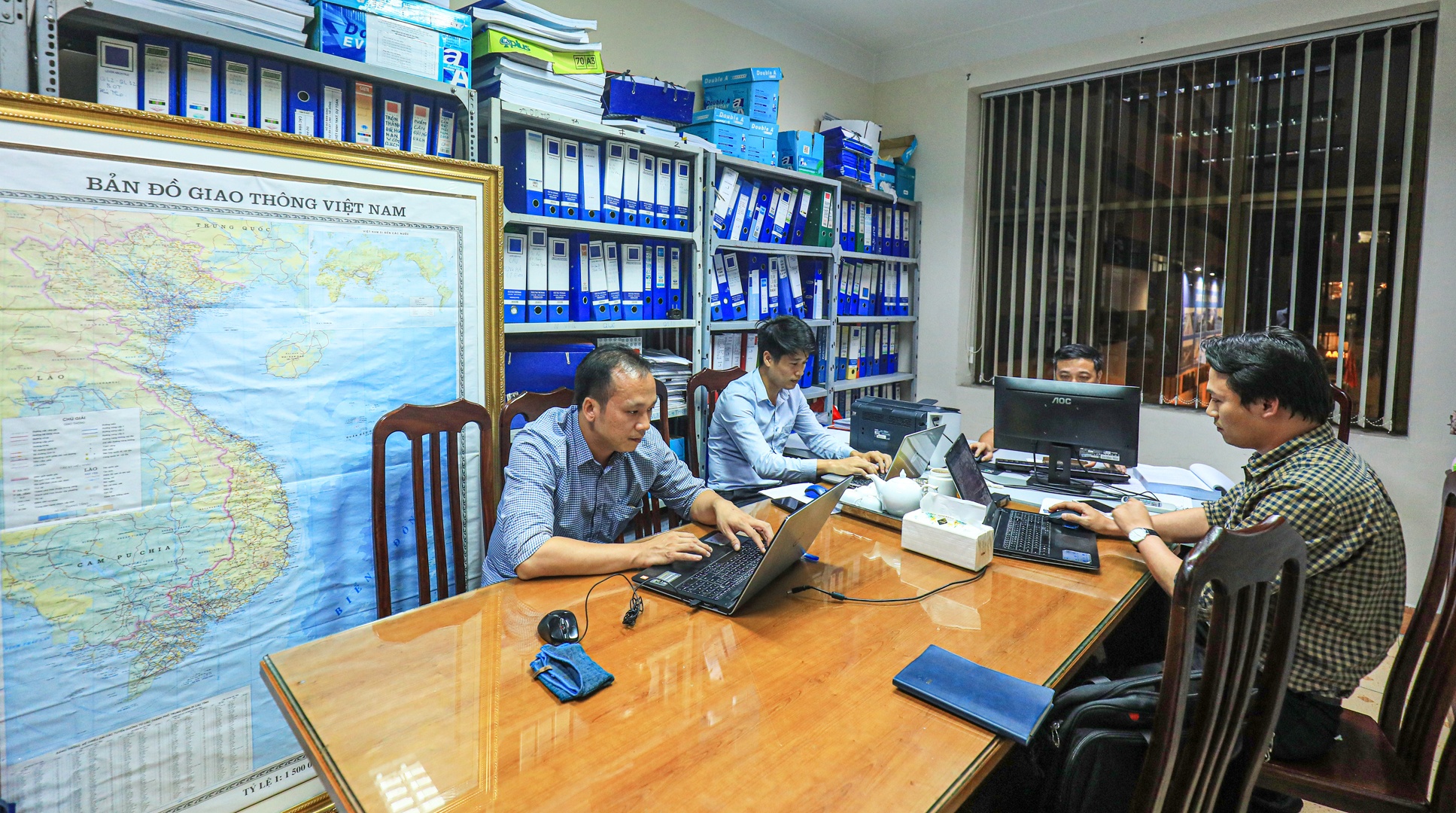 Cũng theo đại diện Cục QLXD&CLCTGT, nhằm đ&aacute;p ứng tiến độ tr&igrave;nh ph&ecirc; duyệt c&aacute;c dự &aacute;n th&agrave;nh phần cao tốc Bắc - Nam trước ng&agrave;y 30/6, hiện tại, 100% c&aacute;n bộ, chuy&ecirc;n vi&ecirc;n ph&ograve;ng chuy&ecirc;n m&ocirc;n về x&acirc;y dựng (2 ph&ograve;ng quản l&yacute; dự &aacute;n đầu tư, 3 ph&ograve;ng quản l&yacute; x&acirc;y dựng v&agrave; một chi cục) được huy động để tham gia c&ocirc;ng t&aacute;c thẩm định.