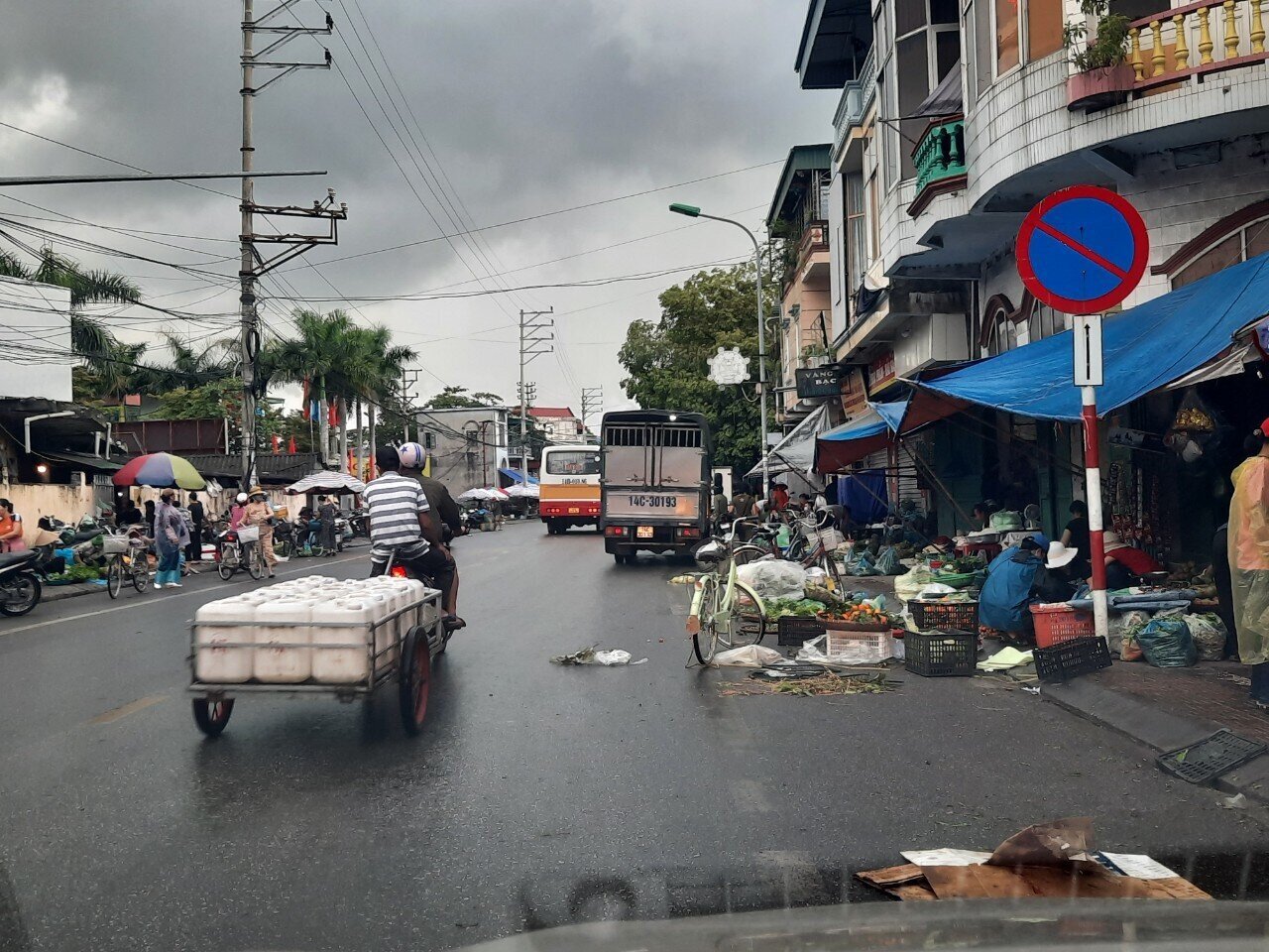 Ng&atilde; rẽ từ QL18A đoạn qua phường Cửa &Ocirc;ng, TP Cẩm Phả v&agrave;o Tỉnh lộ 334 sang huyện đảo V&acirc;n Đồn (Quảng Ninh) hay c&ograve;n gọi l&agrave; ng&atilde; ba Cửa &Ocirc;ng thường l&agrave;m c&aacute;c t&agrave;i xế th&oacute;t tim khi lưu th&ocirc;ng qua.