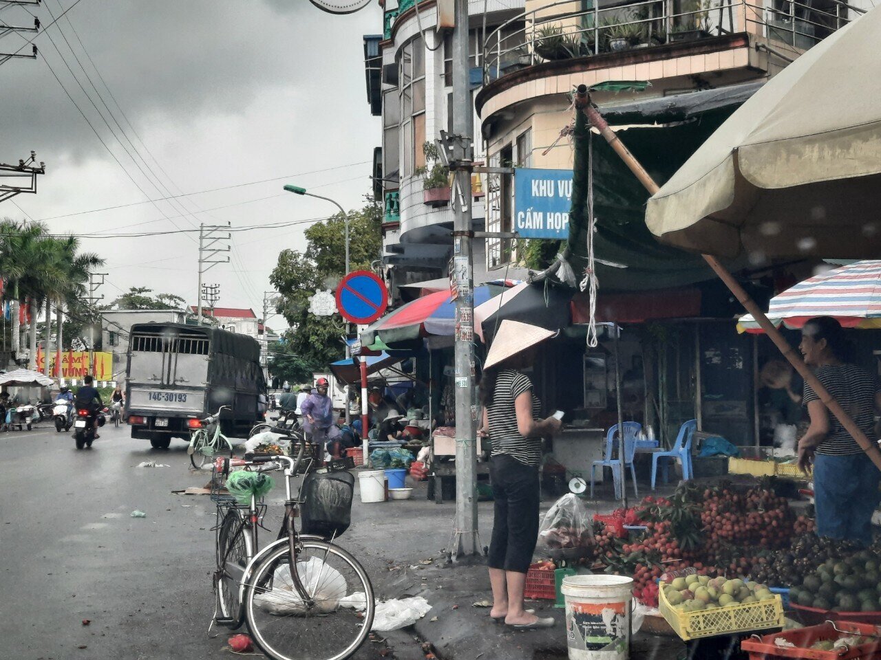 Ghi nhận của PV B&aacute;o Giao th&ocirc;ng s&aacute;ng sớm 27/6, tại khu vực ng&atilde; ba Cửa &Ocirc;ng d&ugrave; đ&atilde; c&oacute; biển b&aacute;o cấm họp chợ, nhưng h&agrave;ng h&oacute;a vẫn b&agrave;y b&aacute;n tr&agrave;n k&iacute;n vỉa h&egrave;, lan xuống l&ograve;ng đường.