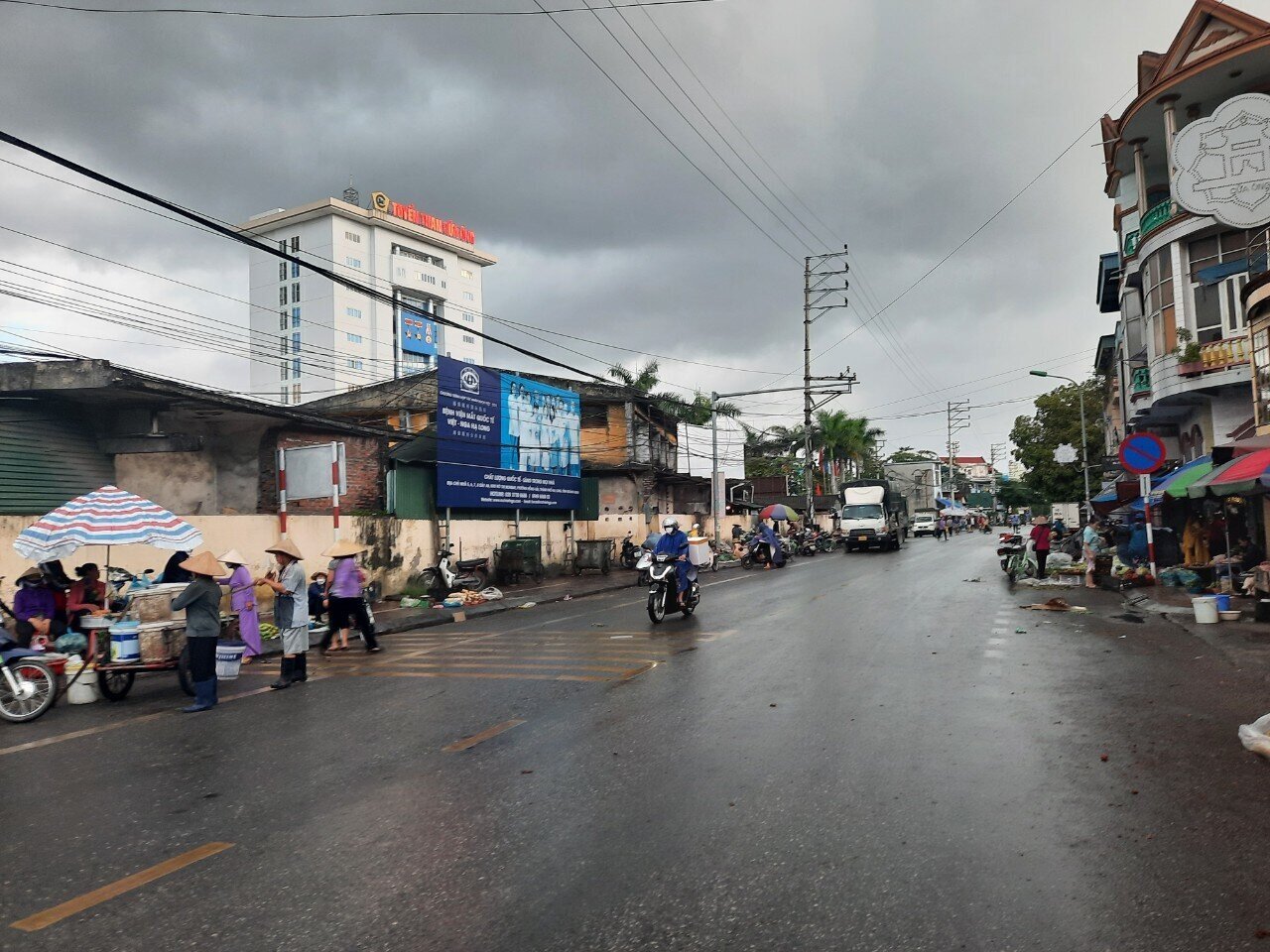 "Thi đua" c&ugrave;ng c&aacute;c hộ ở ven đường, một số tiểu thương cũng b&agrave;y la liệt h&agrave;ng h&oacute;a xuống l&ograve;ng đường ở khu vực n&agrave;y để b&aacute;n h&agrave;ng. C&aacute;c sản phẩm được b&agrave;y b&aacute;n ở đ&acirc;y chủ yếu l&agrave; rau, củ, quả v&agrave; một số h&agrave;ng thủy sản.