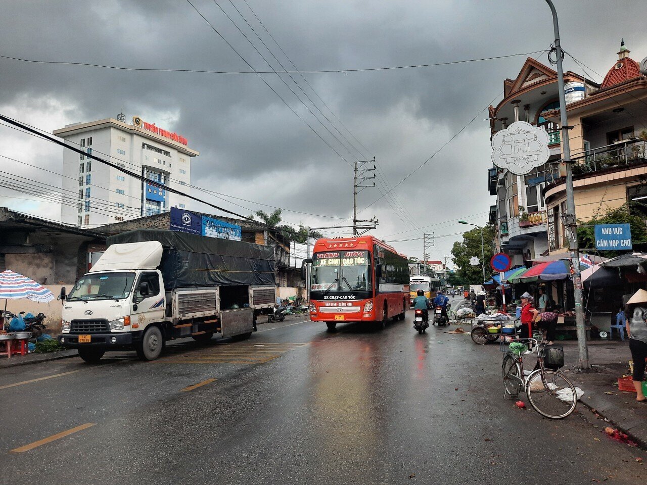 Một chị b&aacute;n h&agrave;ng rau ngồi ở ngay cổng chợ Cửa &Ocirc;ng, cho biết: Thực tế th&igrave; cơ quan chức năng của phường cũng nhiều lần nhắc nhở kh&ocirc;ng được b&aacute;n h&agrave;ng ở khu vực n&agrave;y. Thế nhưng, khi lực lượng chức năng r&uacute;t đi th&igrave; thấy mọi người lại quay ra b&aacute;n, n&ecirc;n cũng l&agrave;m theo&hellip;