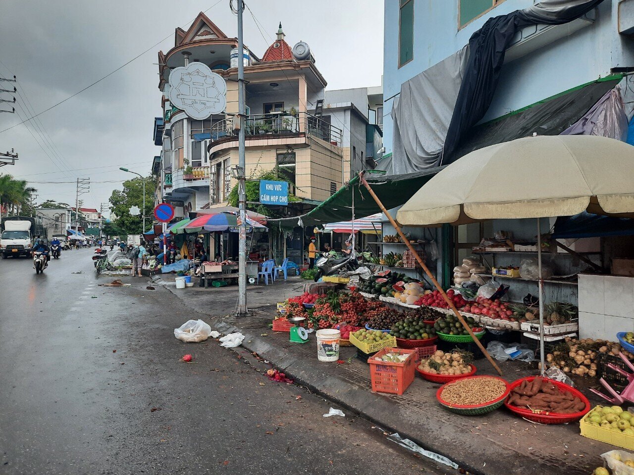 Hậu quả của việc họp chợ ngay l&ograve;ng đường, h&egrave; phố ở ng&atilde; ba Cửa &Ocirc;ng đ&atilde; n&agrave;y khiến cho c&aacute;c phương tiện tham gia giao th&ocirc;ng qua đ&acirc;y c&oacute; l&uacute;c bị nghẹn ứ, tiếng c&ograve;i xe inh ỏi&hellip;