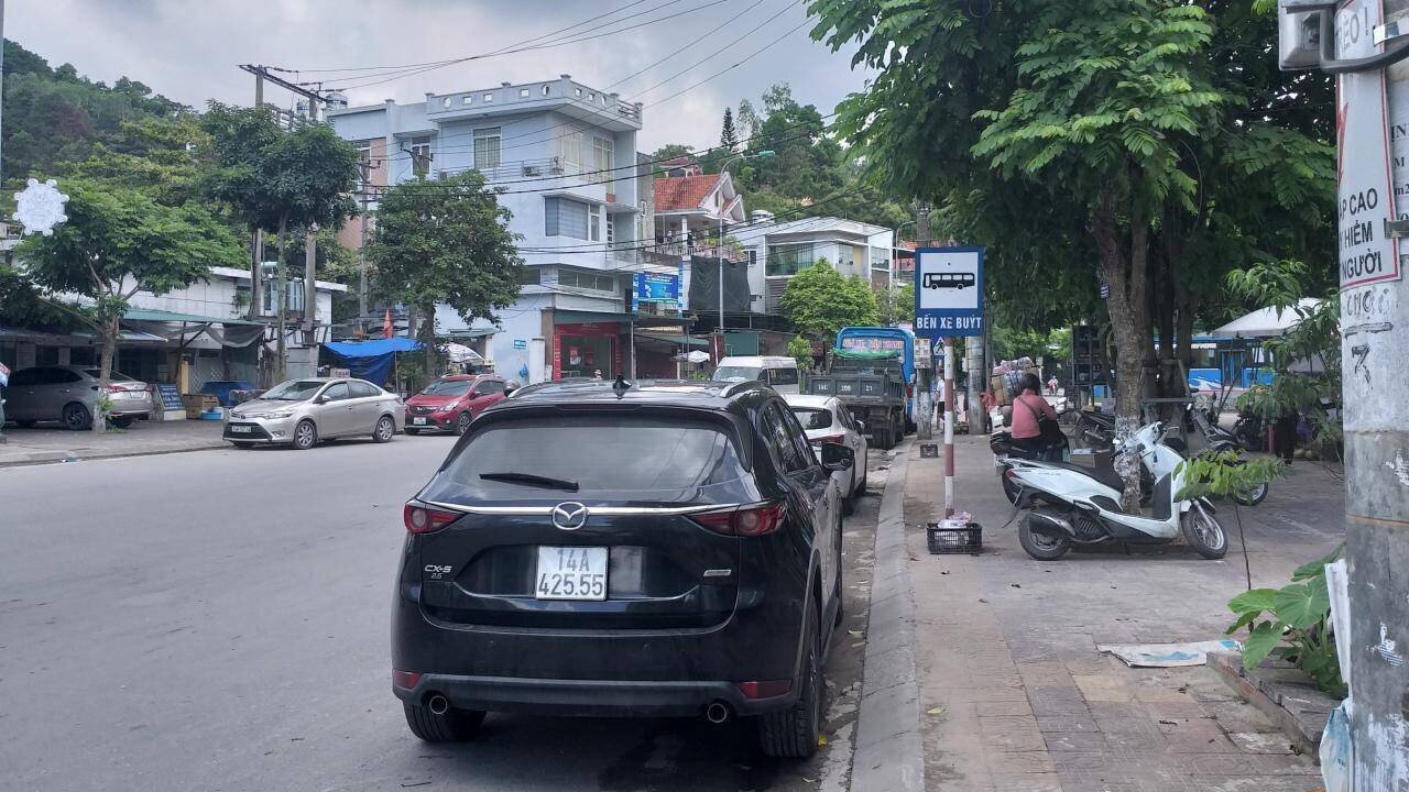 Kh&ocirc;ng chỉ thế, hiện tượng phương tiện &ocirc; t&ocirc; đỗ, dừng kh&ocirc;ng đ&uacute;ng nơi quy định tại ng&atilde; ba Cửa &Ocirc;ng n&agrave;y cũng diễn ra kh&aacute; phức tạp. Trưa 27/6, PV B&aacute;o Giao th&ocirc;ng ghi nhận tr&ecirc;n QL18A về hướng chợ Cửa &Ocirc;ng, xe &ocirc; t&ocirc; đỗ k&iacute;n điểm dừng đ&oacute;n/trả kh&aacute;ch của xe bu&yacute;t khiến c&aacute;c xe bu&yacute;t phải đỗ ra gần giữa đường cho kh&aacute;ch l&ecirc;n, xuống.