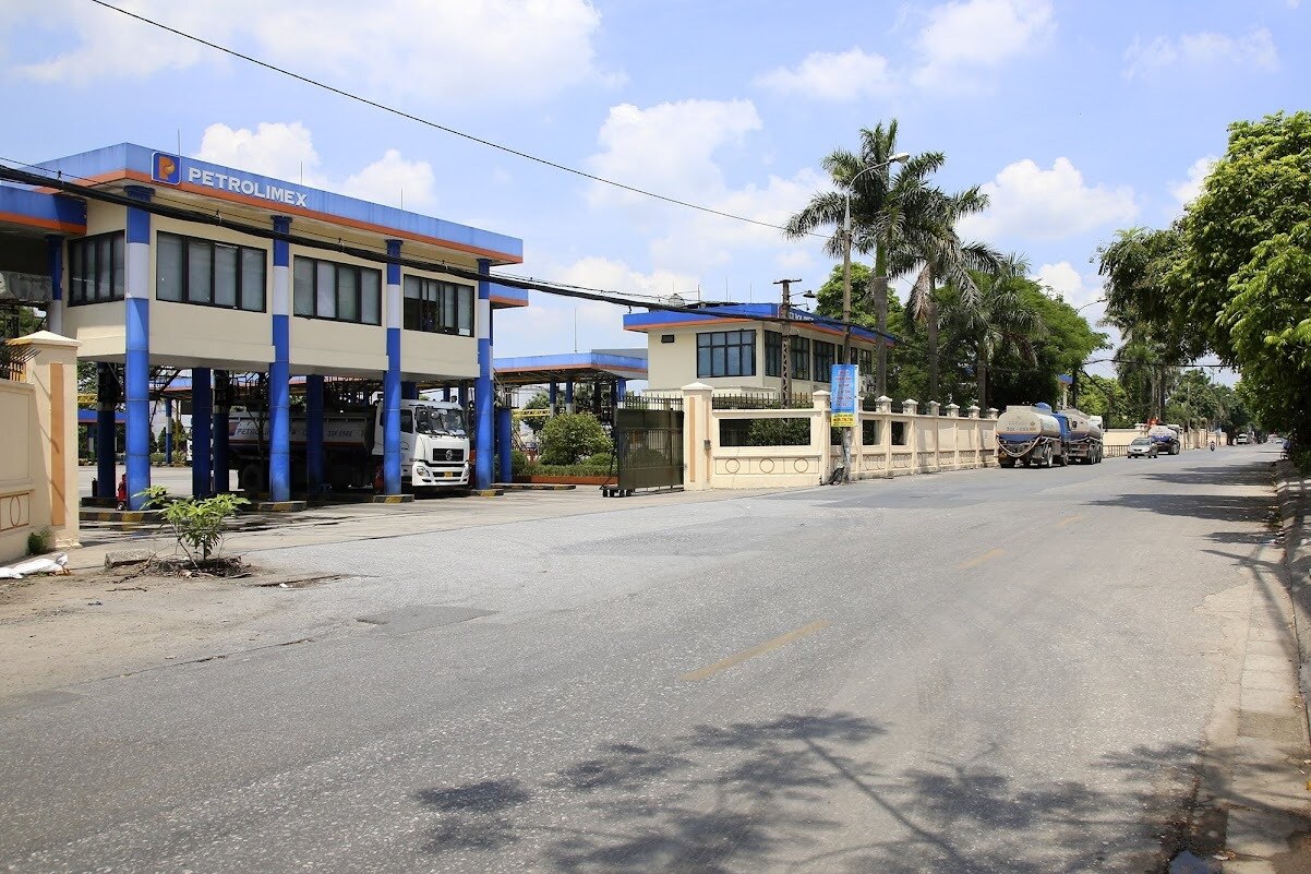 Cơ sở thứ 2 ở quận Long Bi&ecirc;n l&agrave; Tổng kho xăng dầu Đức Giang, địa chỉ tại số 26 phố Đức Giang, đang l&agrave; bể chứa xăng dầu.