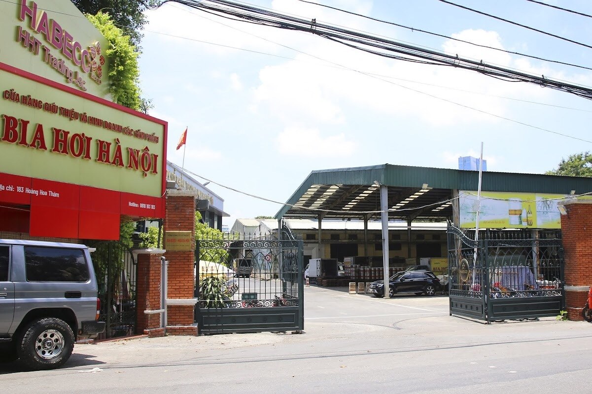 Quận Ba Đ&igrave;nh c&oacute; 1 cơ sở, l&agrave; Nh&agrave; m&aacute;y bia H&agrave; Nội (Tổng c&ocirc;ng ty cổ phần Bia - rượu - nước giải kh&aacute;t H&agrave; Nội), địa chỉ tại 183 Ho&agrave;ng Hoa Th&aacute;m.