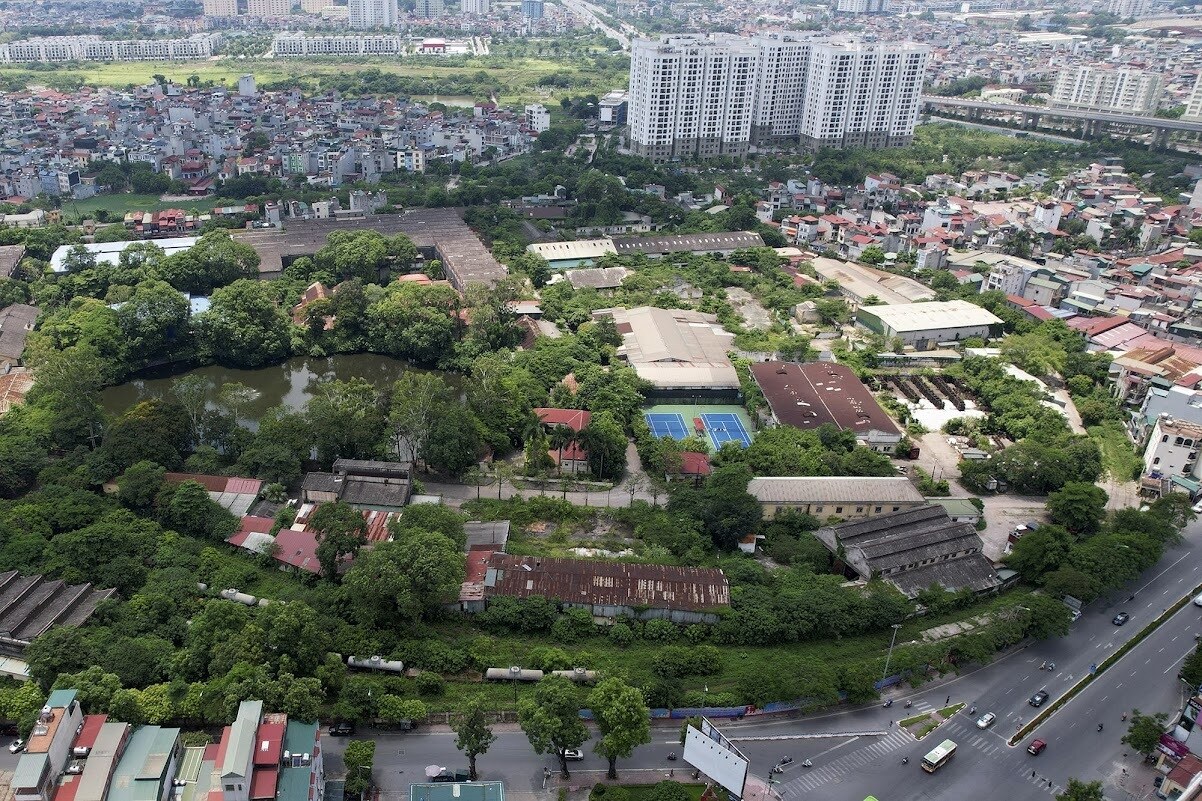 Trong tờ tr&igrave;nh n&agrave;y, UBND TP H&agrave; Nội đề xuất di dời 10 cơ sở nh&agrave; đất do c&aacute;c doanh nghiệp do nh&agrave; nước nắm giữ 100% vốn điều lệ, c&ocirc;ng ty cổ phần v&agrave; c&ocirc;ng ty tr&aacute;ch nhiệm hữu hạn 2 th&agrave;nh vi&ecirc;n trở l&ecirc;n do Nh&agrave; nước nắm giữ tr&ecirc;n 50% vốn điều lệ đang quản l&yacute;, sử dụng phải di dời theo quy hoạch. C&aacute;c khu đất n&agrave;y đều được cho l&agrave; nằm ở vị tr&iacute; "kim cương", vị tr&iacute; "v&agrave;ng".