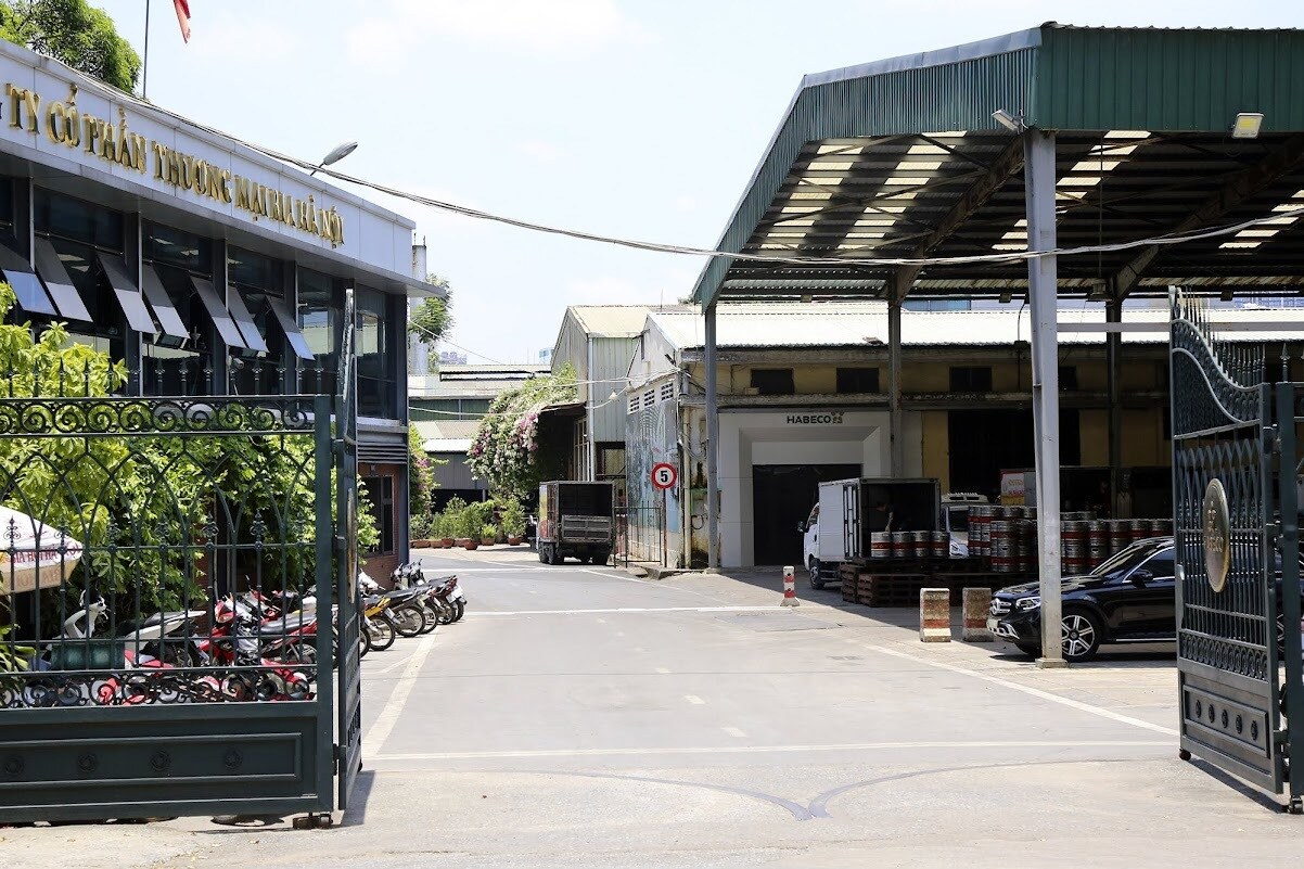 Nơi n&agrave;y c&oacute; diện t&iacute;ch hơn 52.000 m2, hiện vẫn đang hoạt động sản xuất v&agrave; trưng b&agrave;y giới thiệu sản phẩm.