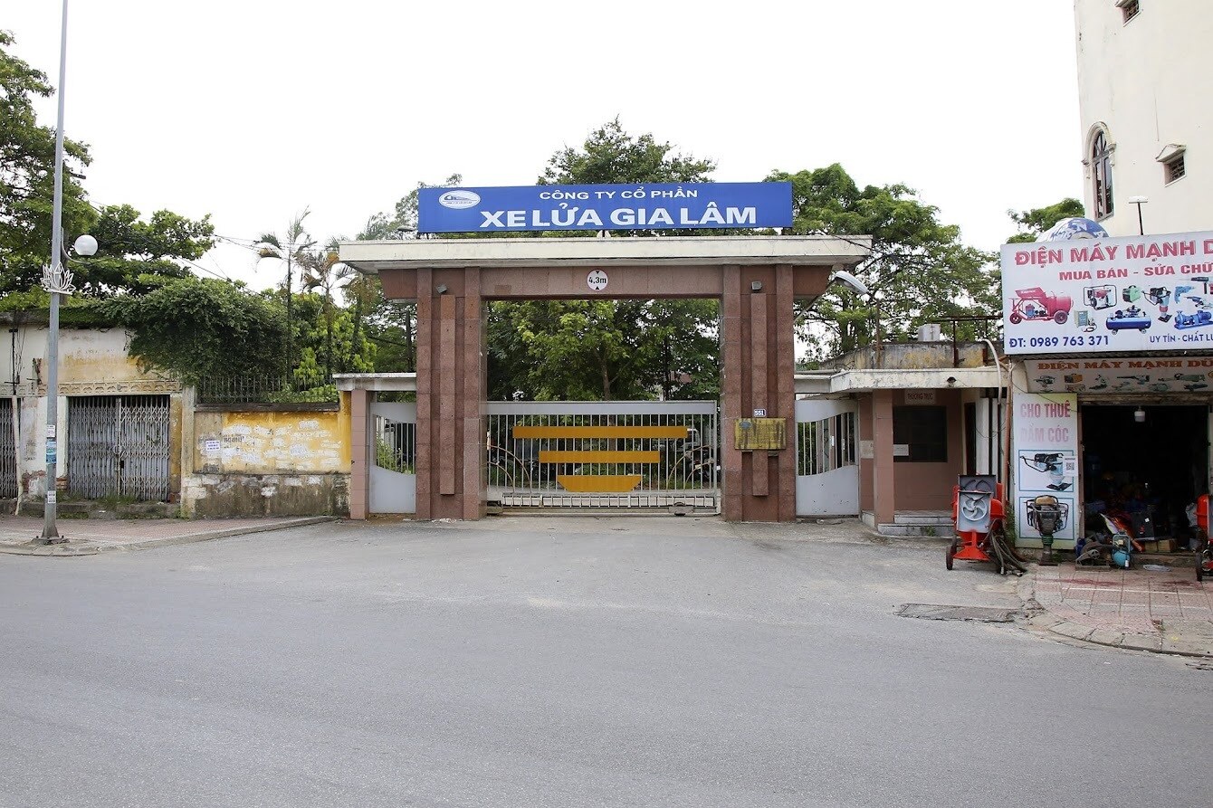 Quận Long Bi&ecirc;n c&oacute; 2 cơ sở, một trong số đ&oacute; l&agrave; Nh&agrave; m&aacute;y xe lửa Gia L&acirc;m - C&ocirc;ng ty Vận tải H&agrave;nh kh&aacute;ch đường sắt H&agrave; Nội, địa chỉ tại số 551 Nguyễn Văn Cừ, hiện l&agrave; trụ sở c&ocirc;ng ty, nh&agrave; xưởng sửa chữa toa xe.