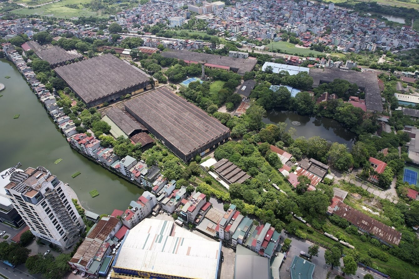 Mới đ&acirc;y, UBND TP H&agrave; Nội c&oacute; tờ tr&igrave;nh gửi HĐND th&agrave;nh phố về danh mục nh&agrave;, đất phải di dời theo quy hoạch tr&ecirc;n địa b&agrave;n th&agrave;nh phố đợt 1. Dự kiến, HĐND th&agrave;nh phố sẽ xem x&eacute;t, th&ocirc;ng qua nội dung n&agrave;y tại kỳ họp thường lệ giữa năm 2022 v&agrave;o th&aacute;ng 7 tới.