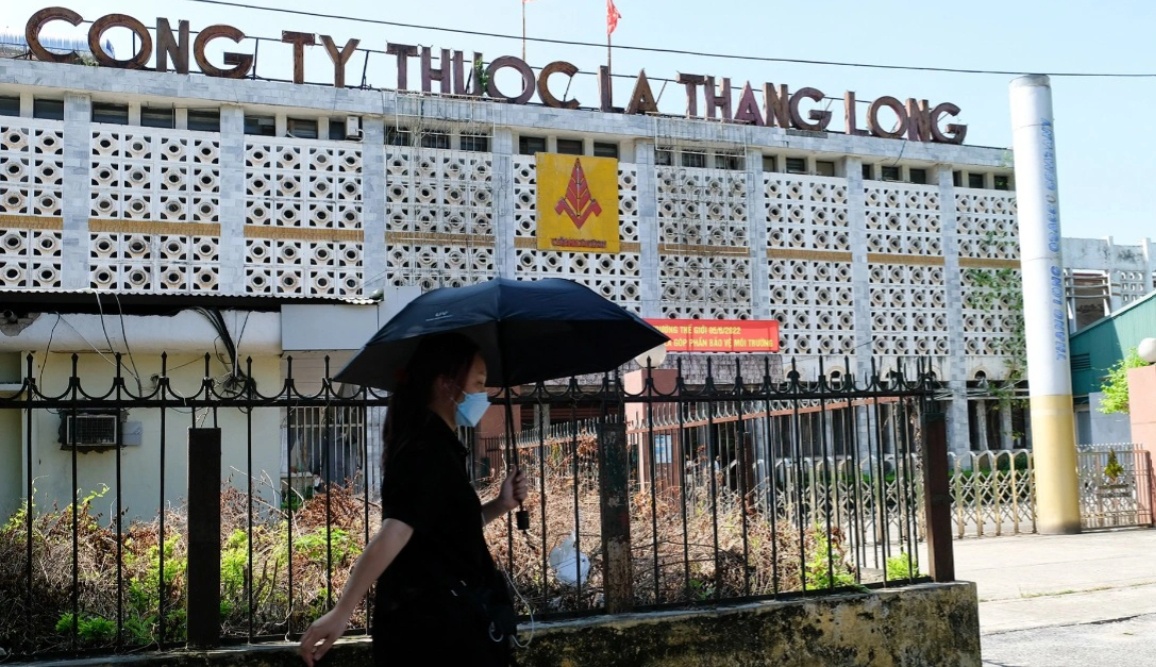 Quận Thanh Xu&acirc;n c&oacute; 2 cơ sở, trong đ&oacute; c&oacute; C&ocirc;ng ty TNHH MTV Thuốc l&aacute; Thăng Long (235 Nguyễn Tr&atilde;i), diện t&iacute;ch hơn 64.000 m2, đang l&agrave; hệ thống nh&agrave; kho, để vật tư phục vụ sản xuất v&agrave; th&agrave;nh phẩm; nh&agrave; xe của c&aacute;n bộ c&ocirc;ng nh&acirc;n vi&ecirc;n để đi xe đưa đ&oacute;n đến địa điểm mới tại Cụm c&ocirc;ng nghiệp Thạch Thất - Quốc Oai.