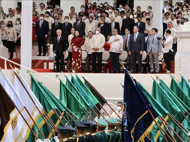 Ph&oacute; Chủ tịch nước V&otilde; Thị &Aacute;nh Xu&acirc;n c&ugrave;ng l&atilde;nh đạo c&aacute;c nước chứng kiến duyệt binh, diễu h&agrave;nh tại Lễ tuy&ecirc;n thệ nhậm chức của Tổng thống Philippines Ferdinand Marcos Jr. Ảnh - TTXVN