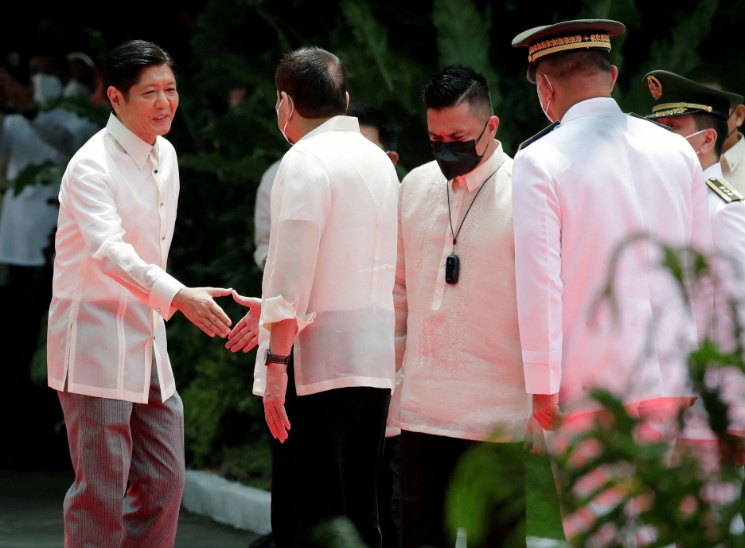 T&acirc;n Tổng thống Ferdinand Marcos Jr bắt tay với cựu Tổng thống Rodrigo Duterte. Ảnh - Reuters