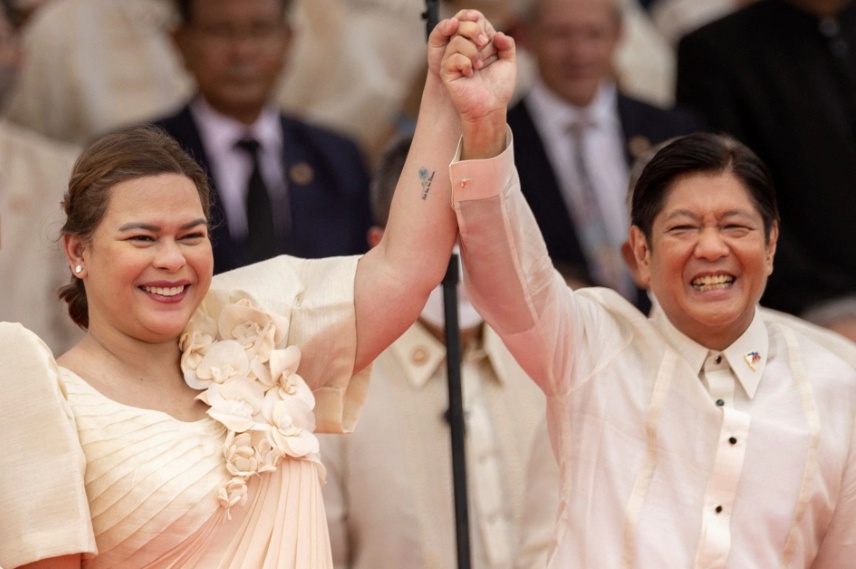 Tổng thống Ferdinand Marcos Jr giơ cao tay b&agrave; Sara Duterte - Ph&oacute; Tổng thống (con g&aacute;i của cựu Tổng thống Duterte). Ảnh - Reuters