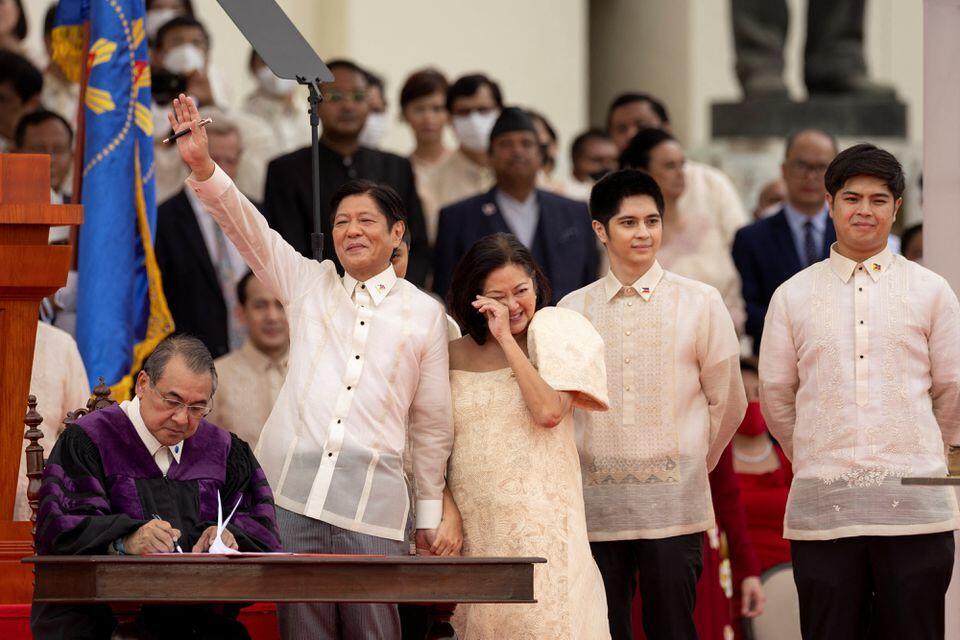 Phu nh&acirc;n Tổng thống Ferdinand Marcos Jr x&uacute;c động trong lễ nhậm chức. Ảnh - Reuters
