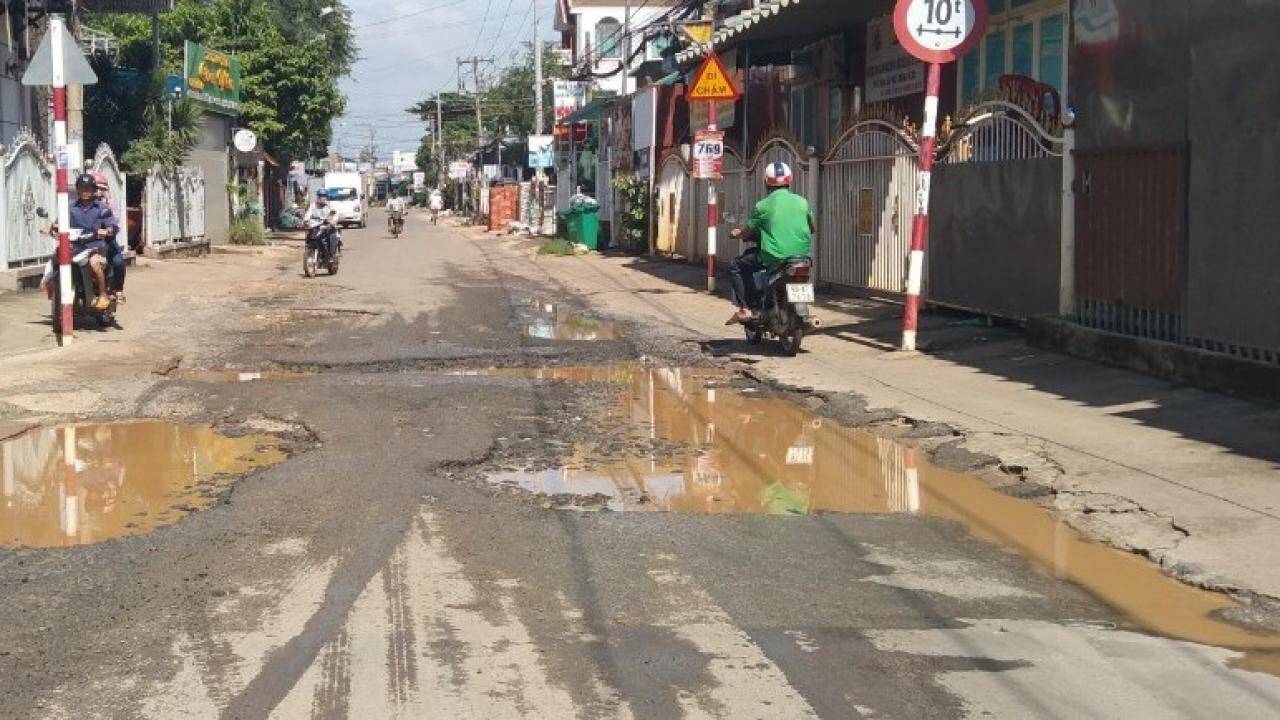 Đồng Nai: D&acirc;n khổ sở v&igrave; đường li&ecirc;n huyện n&aacute;t bươm