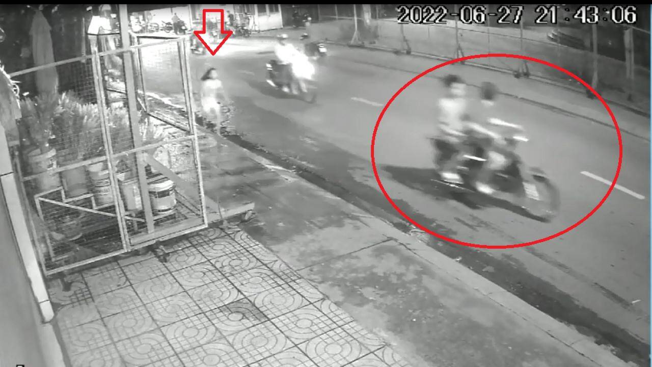 Bị k&eacute;o ng&atilde; sau khi giằng co, b&eacute; g&aacute;i 10 tuổi chạy bộ, đuổi theo 2 kẻ cướp