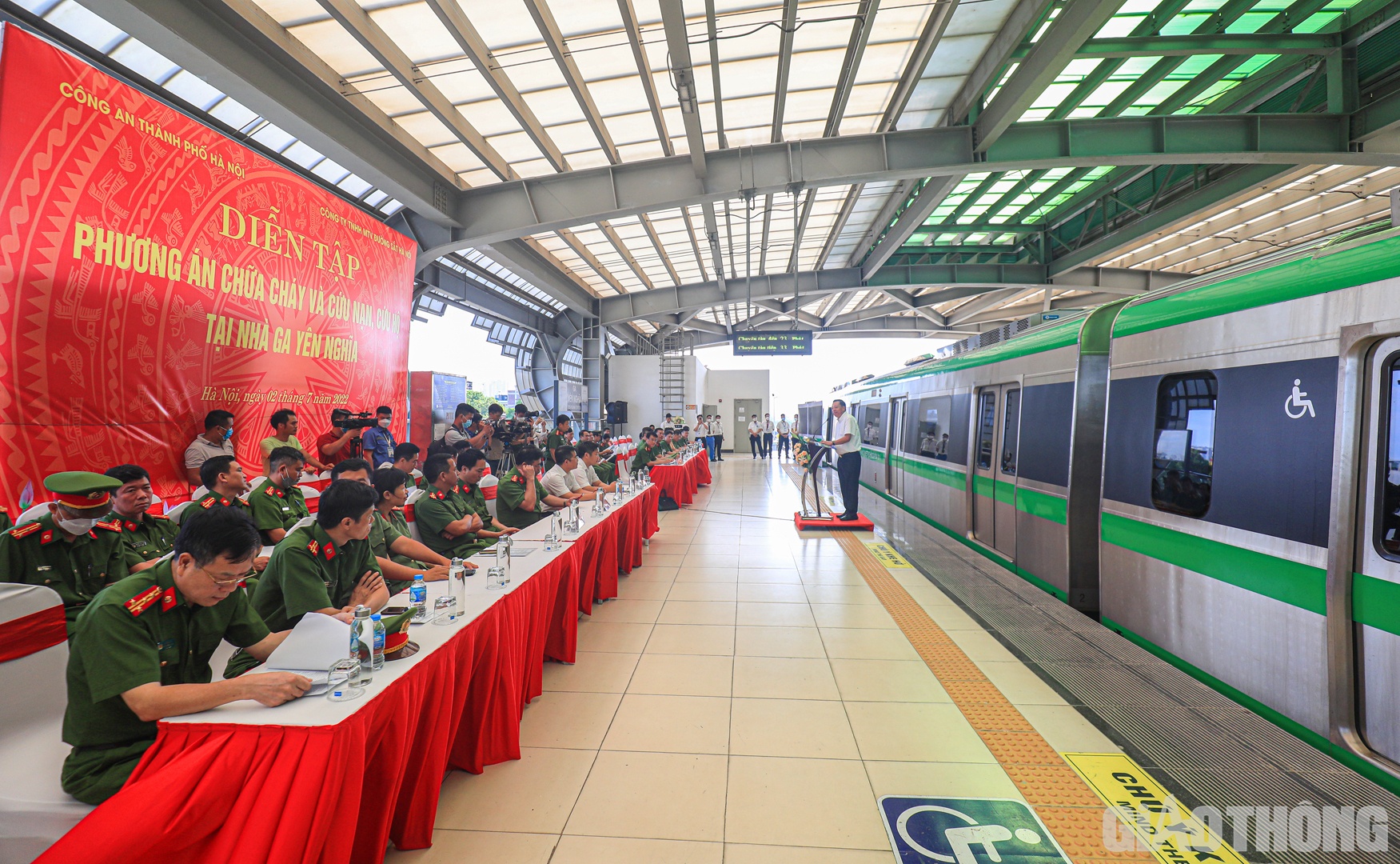 Hoạt động diễn tập thực hiện theo phương &aacute;n được ph&ecirc; duyệt, trong khoảng thời gian từ 7h - 9h30 tại ga Y&ecirc;n Nghĩa. Theo đ&oacute;, từ l&uacute;c 7h Metro H&agrave; Nội điều lượt t&agrave;u 021015 xuất ph&aacute;t c&oacute; chở kh&aacute;ch từ ga C&aacute;t Linh đến ga Văn Kh&ecirc; th&igrave; đổ h&agrave;nh kh&aacute;ch, t&agrave;u chạy kh&ocirc;ng h&agrave;nh kh&aacute;ch tới ga Y&ecirc;n Nghĩa l&uacute;c 7h30 để phục vụ diễn tập.