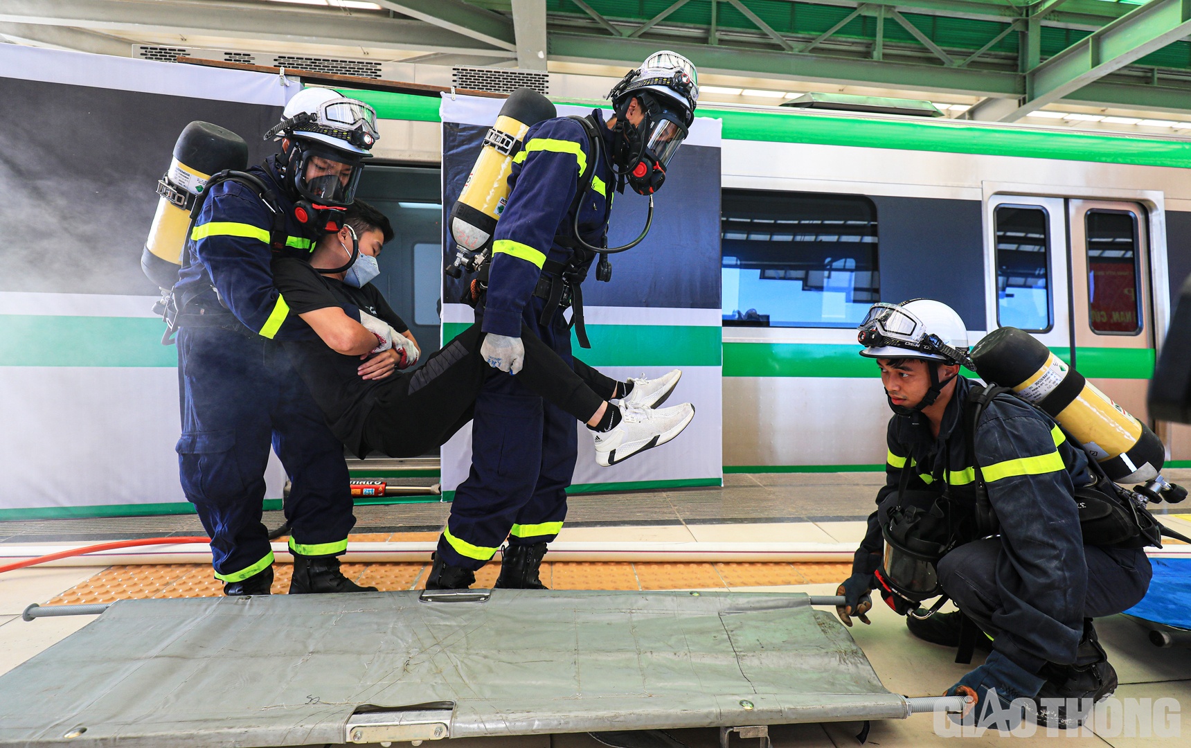 H&agrave;nh kh&aacute;ch được giải cứu ra b&ecirc;n ngo&agrave;i v&agrave; cho l&ecirc;n c&aacute;ng đưa đến cơ sở y tế gần nhất.