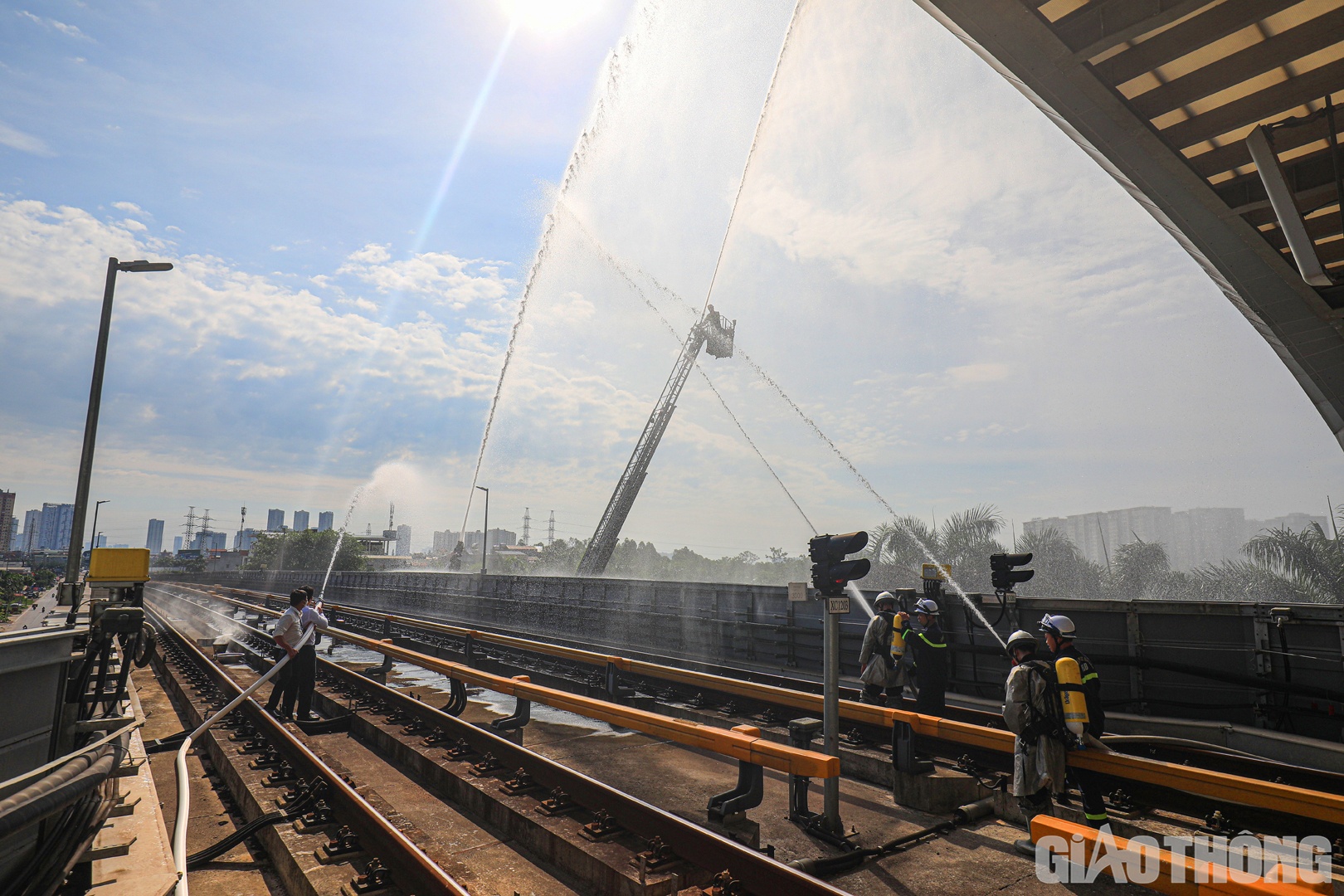 Cảnh s&aacute;t PCCC sử dụng v&ograve;i rồng từ dưới mặt đất đưa l&ecirc;n đường ray tr&ecirc;n cao để chữa ch&aacute;y.