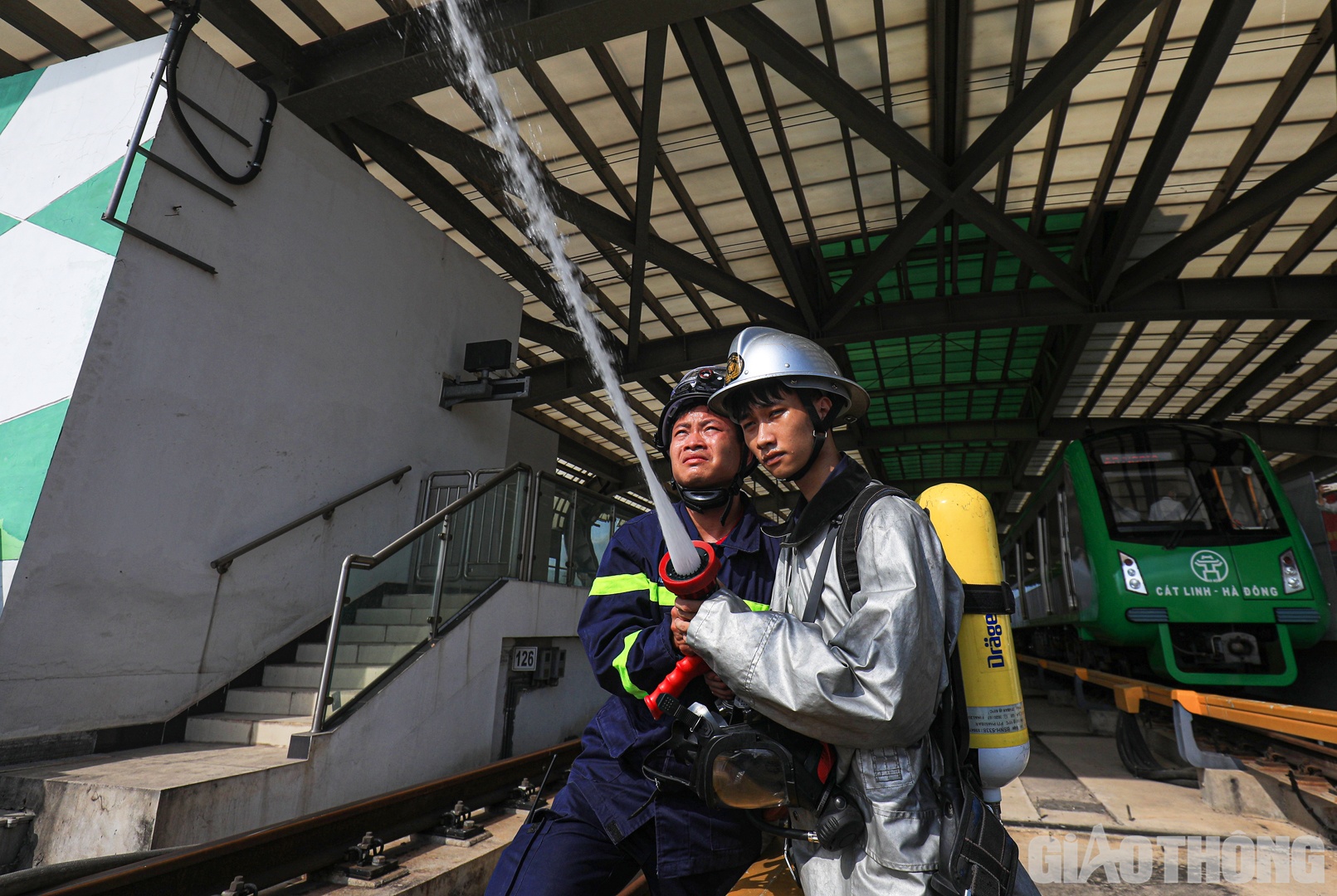 Nguồn nước c&ograve;n được lấy ngay tr&ecirc;n ga t&agrave;u để dập tắt khu vực đang bốc hỏa.