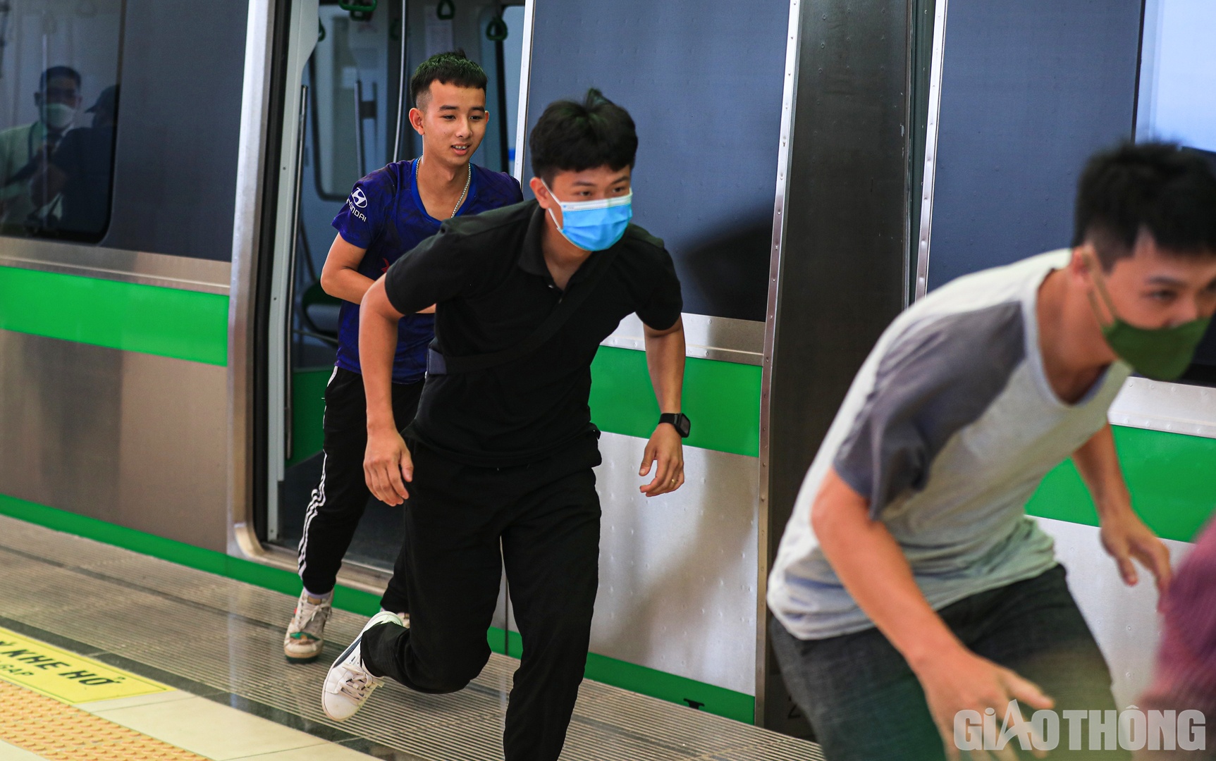 Trong t&igrave;nh huống giả định, đo&agrave;n t&agrave;u khi tiếp cận nh&agrave; ga gặp sự cố, phải sơ t&aacute;n khẩn cấp h&agrave;nh kh&aacute;ch tr&ecirc;n t&agrave;u v&agrave; cả trong nh&agrave; ga.