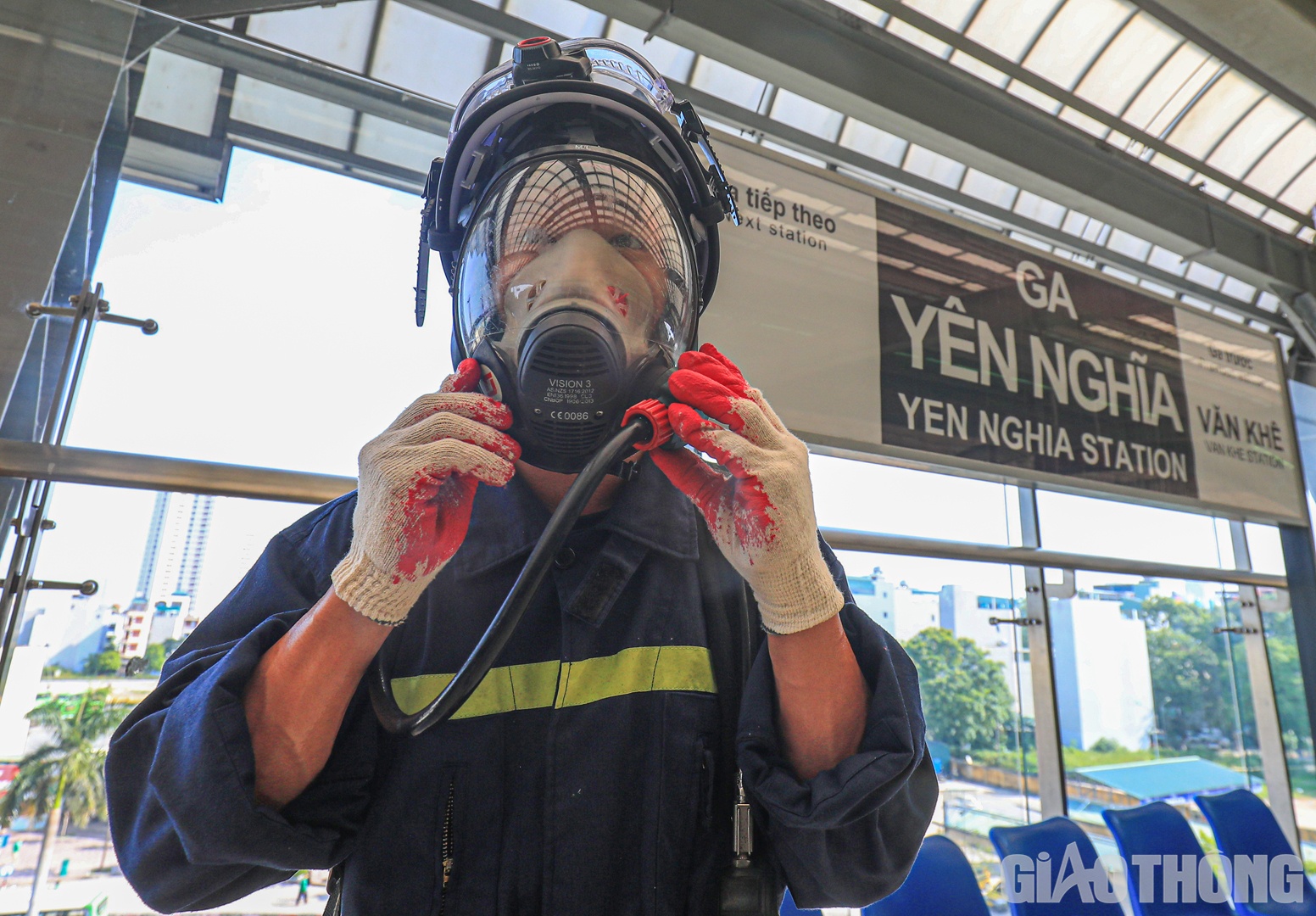 C&aacute;c chiến sĩ PCCC được trang bị mặt nạ ph&ograve;ng độc chuy&ecirc;n dụng trong khi l&agrave;m nhiệm vụ.