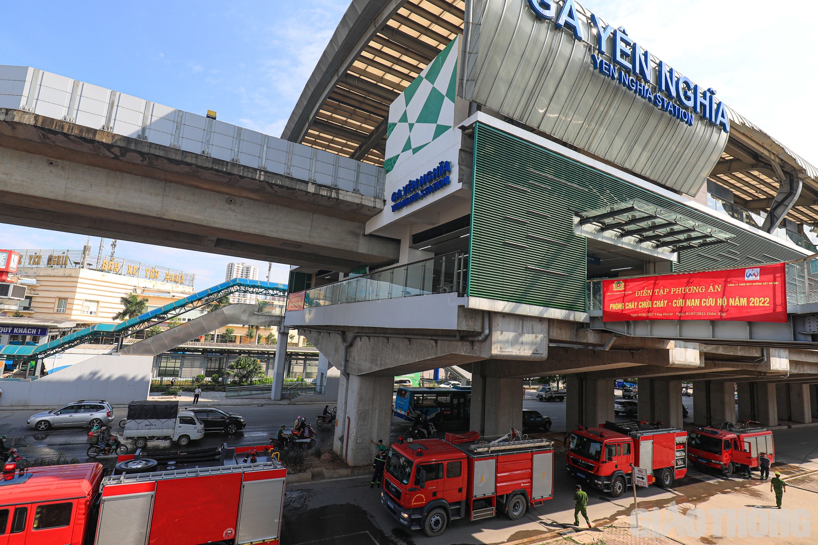 S&aacute;ng nay (2/7), C&ocirc;ng ty TNHH MTV Đường sắt đ&ocirc; thị (Metro H&agrave; Nội) v&agrave; c&aacute;c đơn vị li&ecirc;n quan tổ chức diễn tập xử l&yacute; sự cố, cứu nạn cứu hộ tại ga cuối Y&ecirc;n Nghĩa, thuộc tuyến đường sắt đ&ocirc; thị C&aacute;t Linh - H&agrave; Đ&ocirc;ng.