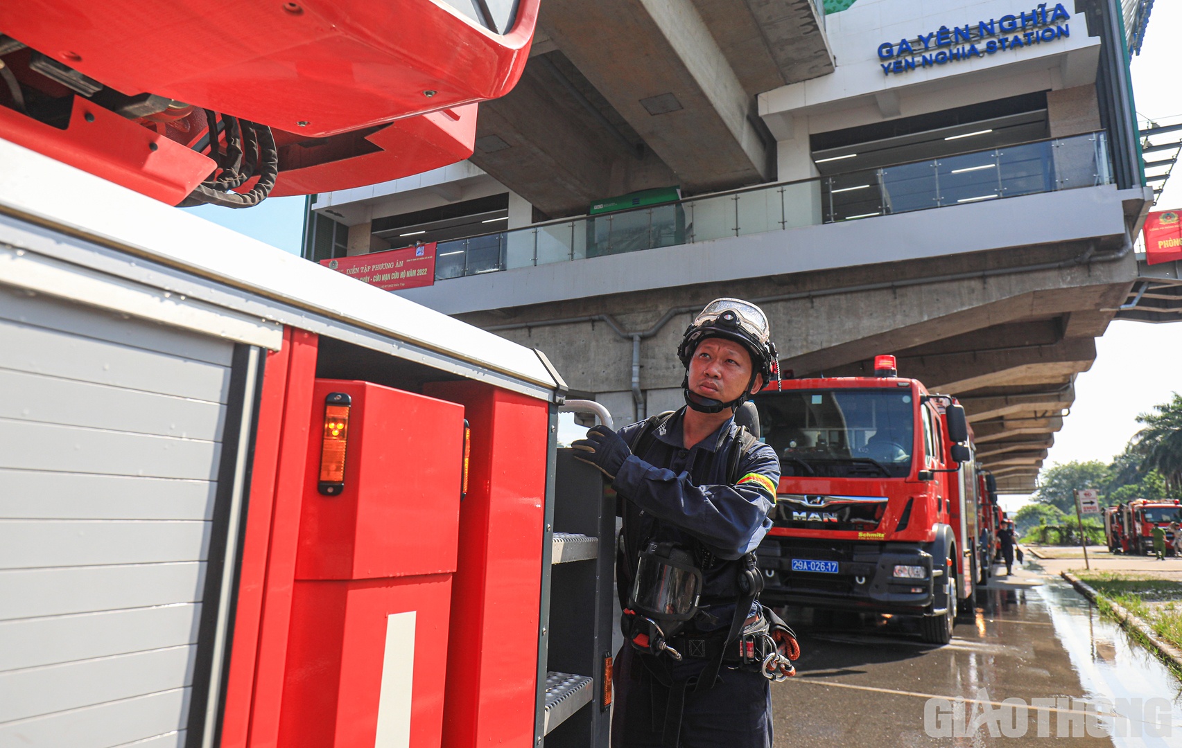 &Ocirc;ng Vũ Hồng Trường - Tổng Gi&aacute;m đốc Metro H&agrave; Nội cho biết: C&aacute;c đơn vị tham gia đều đ&aacute;p ứng y&ecirc;u cầu nhiệm vụ. Từ 9h30 trở đi, tiến h&agrave;nh cấp lại điện khu gian ga Y&ecirc;n Nghĩa - La Kh&ecirc;, đoạn đường đảo đầu sau ga Y&ecirc;n Nghĩa v&agrave; kh&ocirc;i phục chạy t&agrave;u b&igrave;nh thường. &ldquo;Trước đ&oacute;, hoạt động n&agrave;y đ&atilde; được diễn tập tại ga Văn Qu&aacute;n. C&oacute; thể n&oacute;i c&ocirc;ng t&aacute;c chuẩn bị về an to&agrave;n, cứu nạn cứu hộ của tuyến C&aacute;t Linh - H&agrave; Đ&ocirc;ng đ&atilde; sẵn s&agrave;ng&rdquo;, Tổng Gi&aacute;m đốc Metro H&agrave; Nội khẳng định.