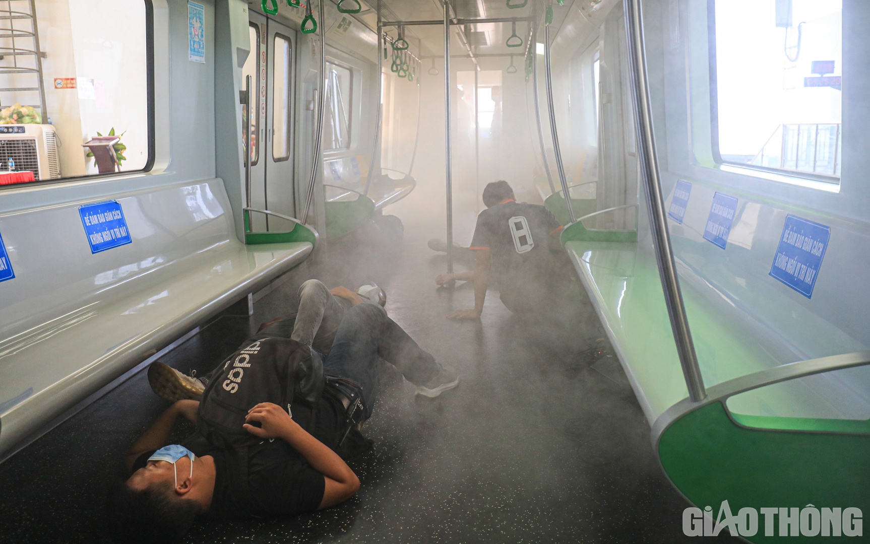Trong c&aacute;c toa t&agrave;u, kh&oacute;i bao tr&ugrave;m vẫn c&ograve;n nhiều h&agrave;nh kh&aacute;ch bị mắc kẹt.