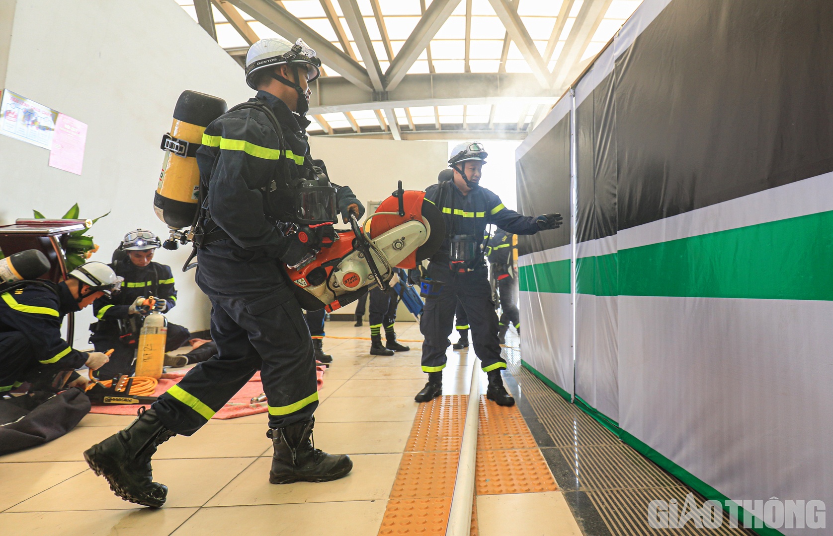 Để tiếp cận h&agrave;nh kh&aacute;ch b&ecirc;n trong, c&aacute;c chiến sĩ PCCC phải d&ugrave;ng m&aacute;y cắt để ph&aacute; cửa t&agrave;u.