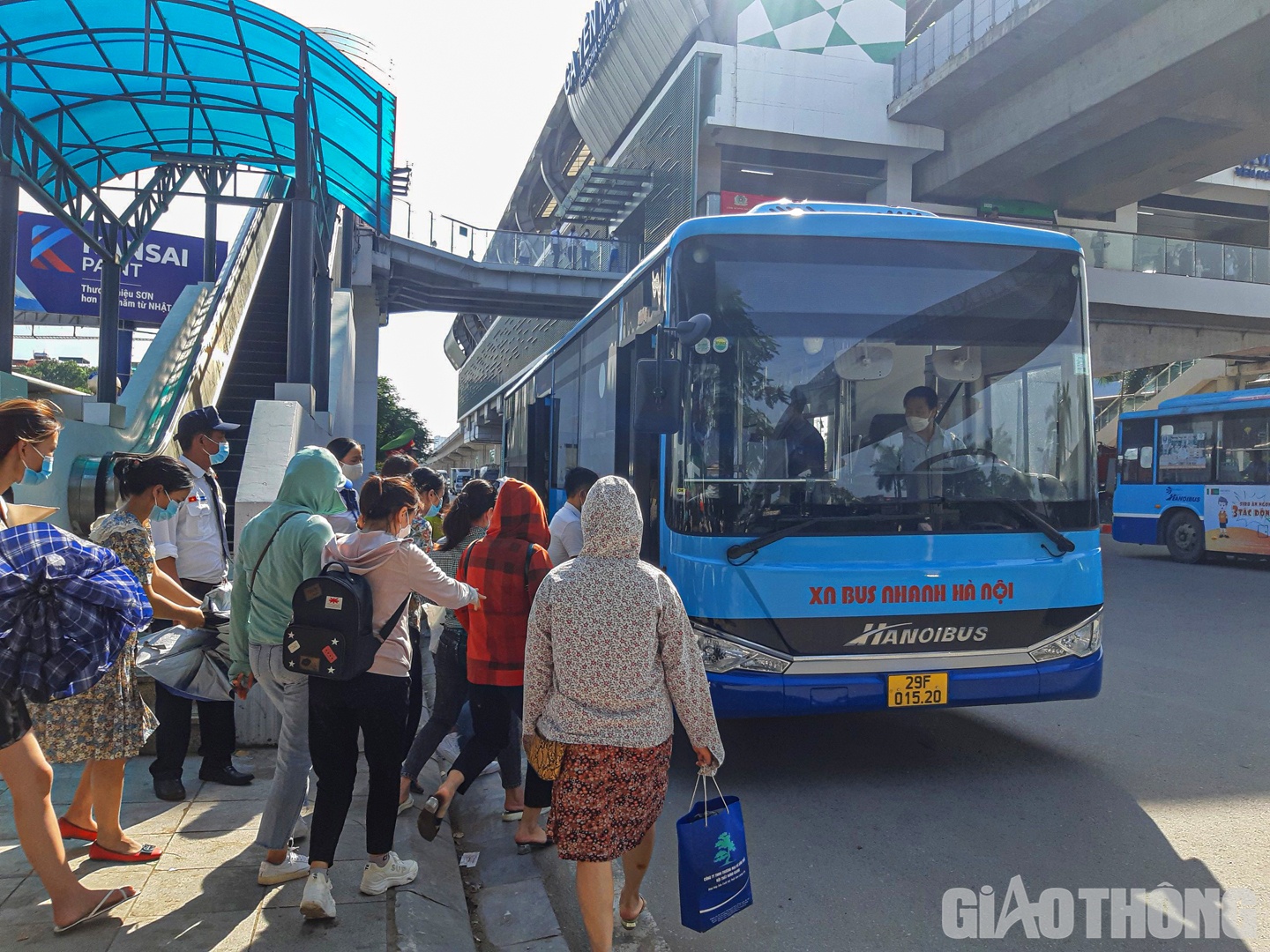 Tại b&ecirc;n dưới ga t&agrave;u (ga Y&ecirc;n Nghĩa), lực lượng c&ocirc;ng an, CSGT, TTGT phối hợp trực ph&acirc;n luồng để cấm phương tiện, h&agrave;nh kh&aacute;ch tiếp cận tại phạm vi xung quanh nh&agrave; ga. Nh&acirc;n vi&ecirc;n Metro hướng dẫn h&agrave;nh kh&aacute;ch di chuyển l&ecirc;n những tuyến bu&yacute;t miễn ph&iacute; d&aacute;n &ldquo;xe giải toả&rdquo; ở k&iacute;nh l&aacute;i trước tới ga Ph&ugrave;ng Khoang để tiếp tục di chuyển tr&ecirc;n t&agrave;u điện C&aacute;t Linh - H&agrave; Đ&ocirc;ng.