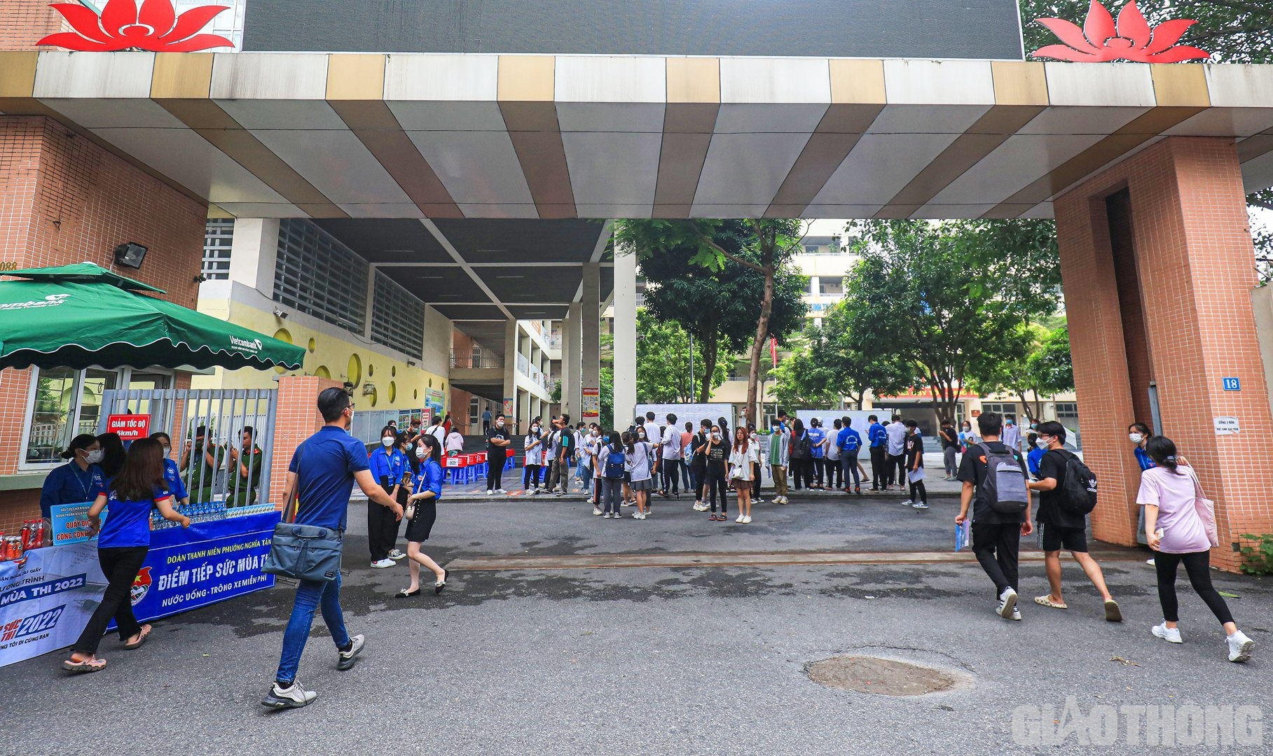 Chiều nay (6/7), c&aacute;c th&iacute; sinh tham gia kỳ thi tốt nghiệp THPT năm 2022 đ&atilde; c&oacute; mặt tại c&aacute;c điểm thi tại H&agrave; Nội để l&agrave;m thủ tục dự thi, đ&iacute;nh ch&iacute;nh sai s&oacute;t (nếu c&oacute;) v&agrave; nghe phổ biến quy chế thi, lịch thi.