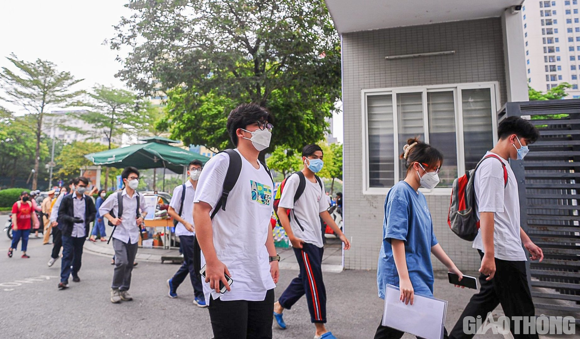 C&aacute;c th&iacute; sinh đều được y&ecirc;u cầu đeo khẩu trang trước khi v&agrave;o ph&ograve;ng thi.