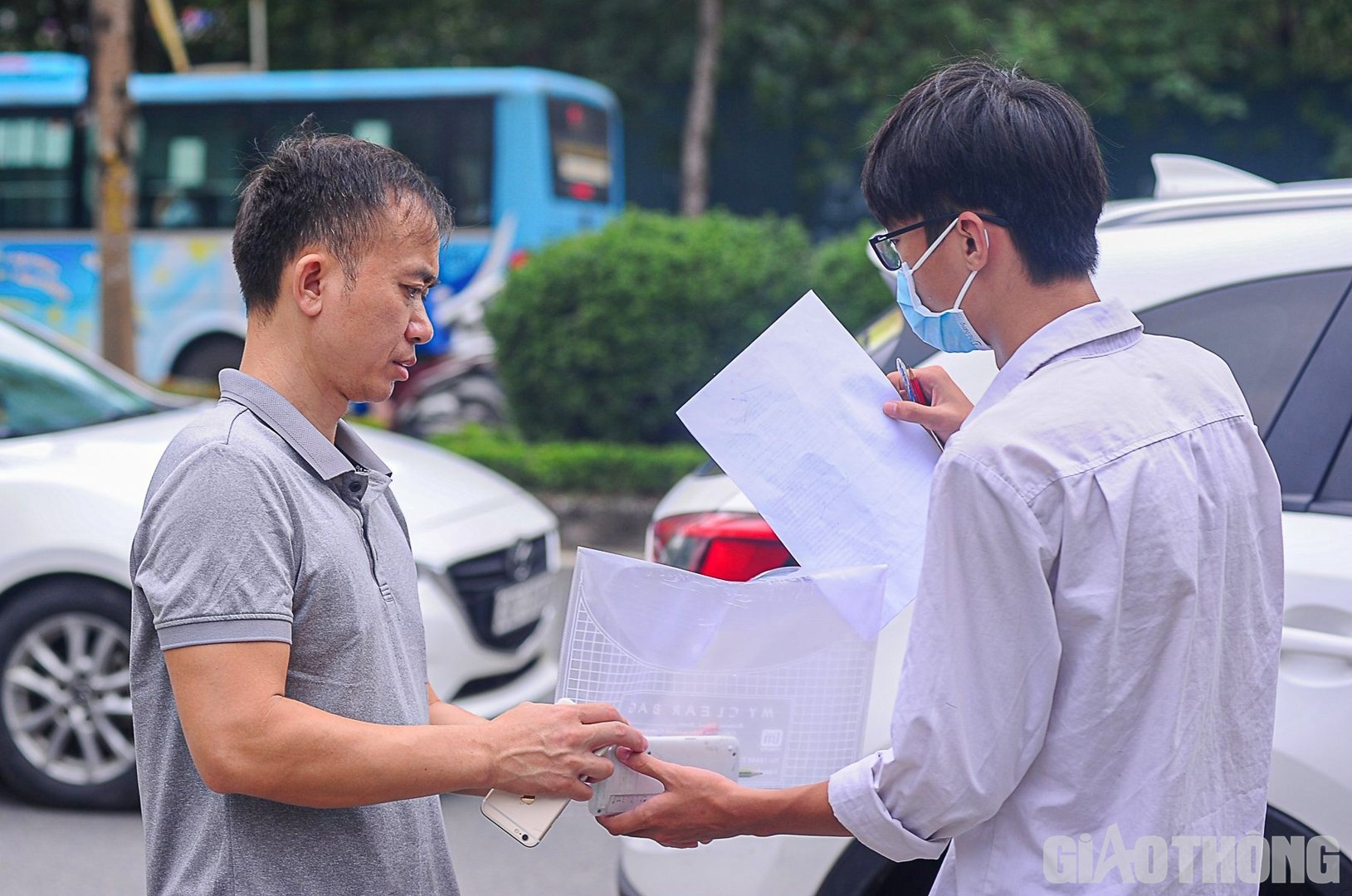 Phụ huynh dặn d&ograve; v&agrave; chuẩn bị c&aacute;c giấy tờ cần thiết cho th&iacute; sinh.