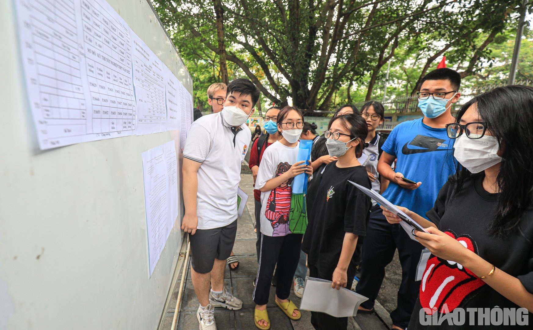 Theo ghi nhận của PV B&aacute;o Giao th&ocirc;ng tại điểm thi trường THCS Nghĩa T&acirc;n (quận Cầu Giấy), nhiều th&iacute; sinh đ&atilde; c&oacute; mặt từ sớm để xem danh s&aacute;ch ph&ograve;ng thi ni&ecirc;m yết ở bảng th&ocirc;ng tin.